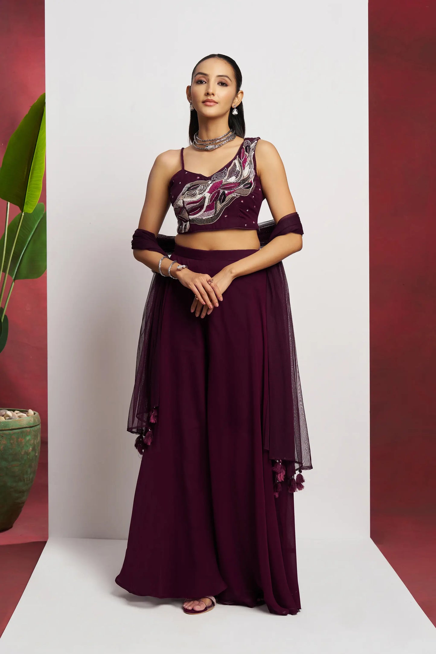 Traubenviolettes indo-westliches Sharara-Set für Partykleidung mit Handarbeit und Dupatta