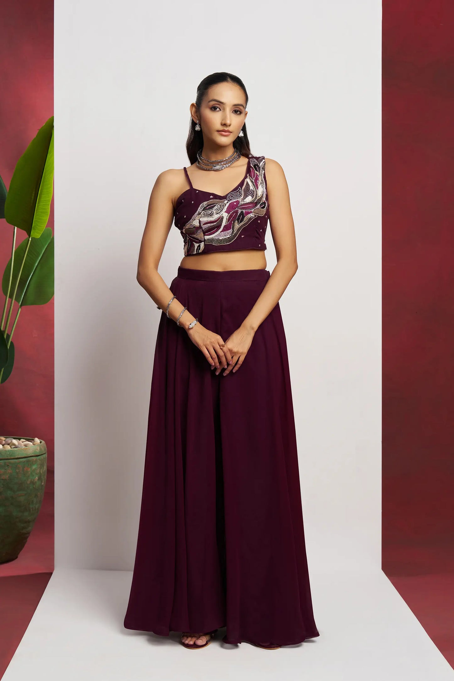 Traubenviolettes indo-westliches Sharara-Set für Partykleidung mit Handarbeit und Dupatta