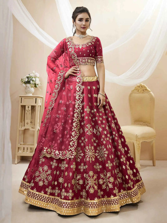 Lehenga en soie artificielle rouge avec travail de broderie en sequins et zari, accompagné d'une dupatta