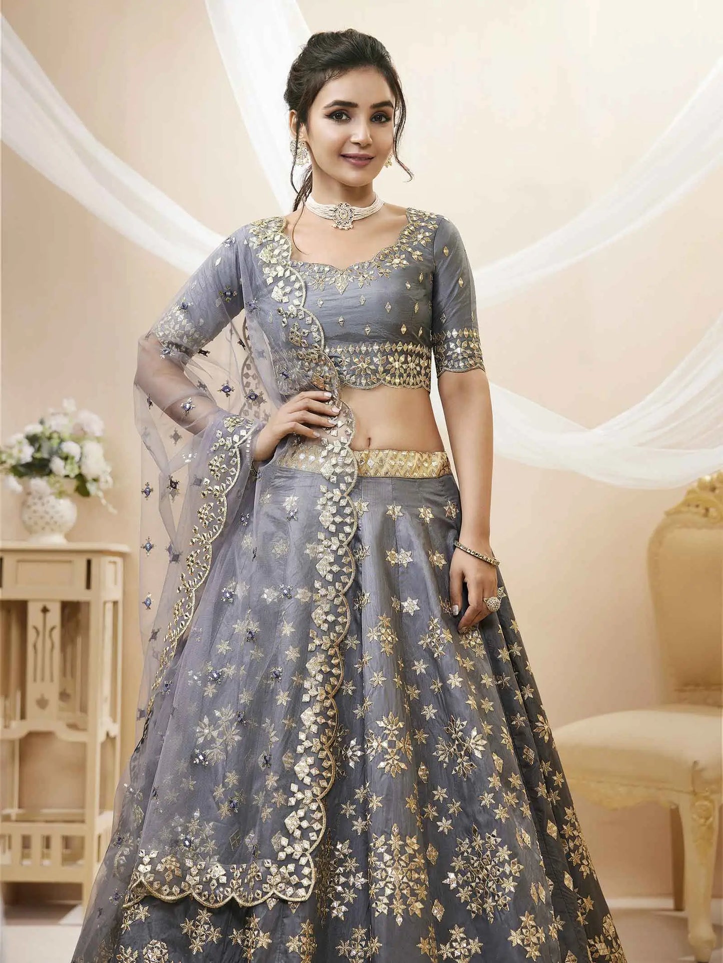 Lehenga gris en soie artificielle avec broderies en sequins et fils zari