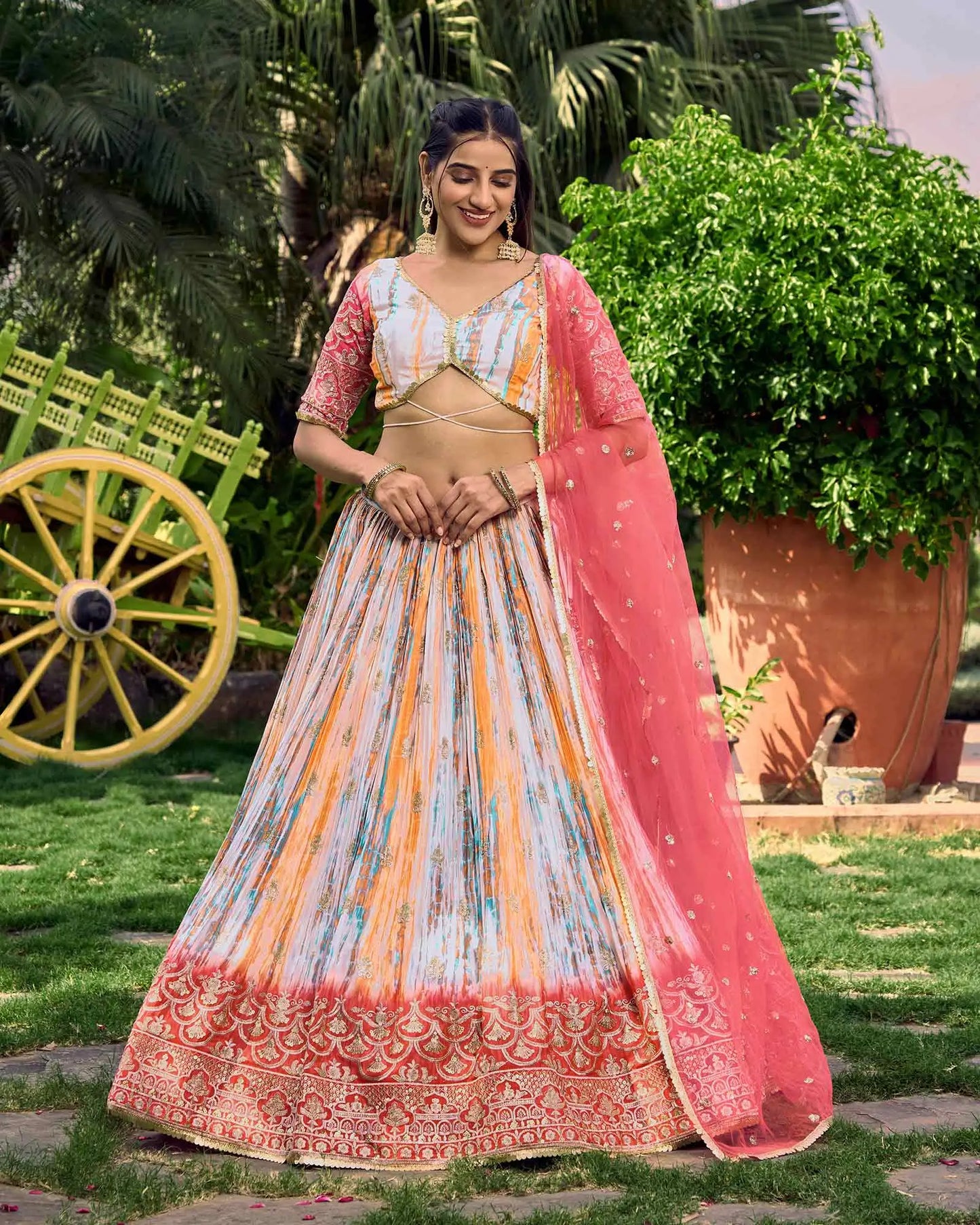 Rosafarbener Designer-Lehenga mit mehrfarbiger Pailletten- und Zari-Stickerei, mit Digitaldruck