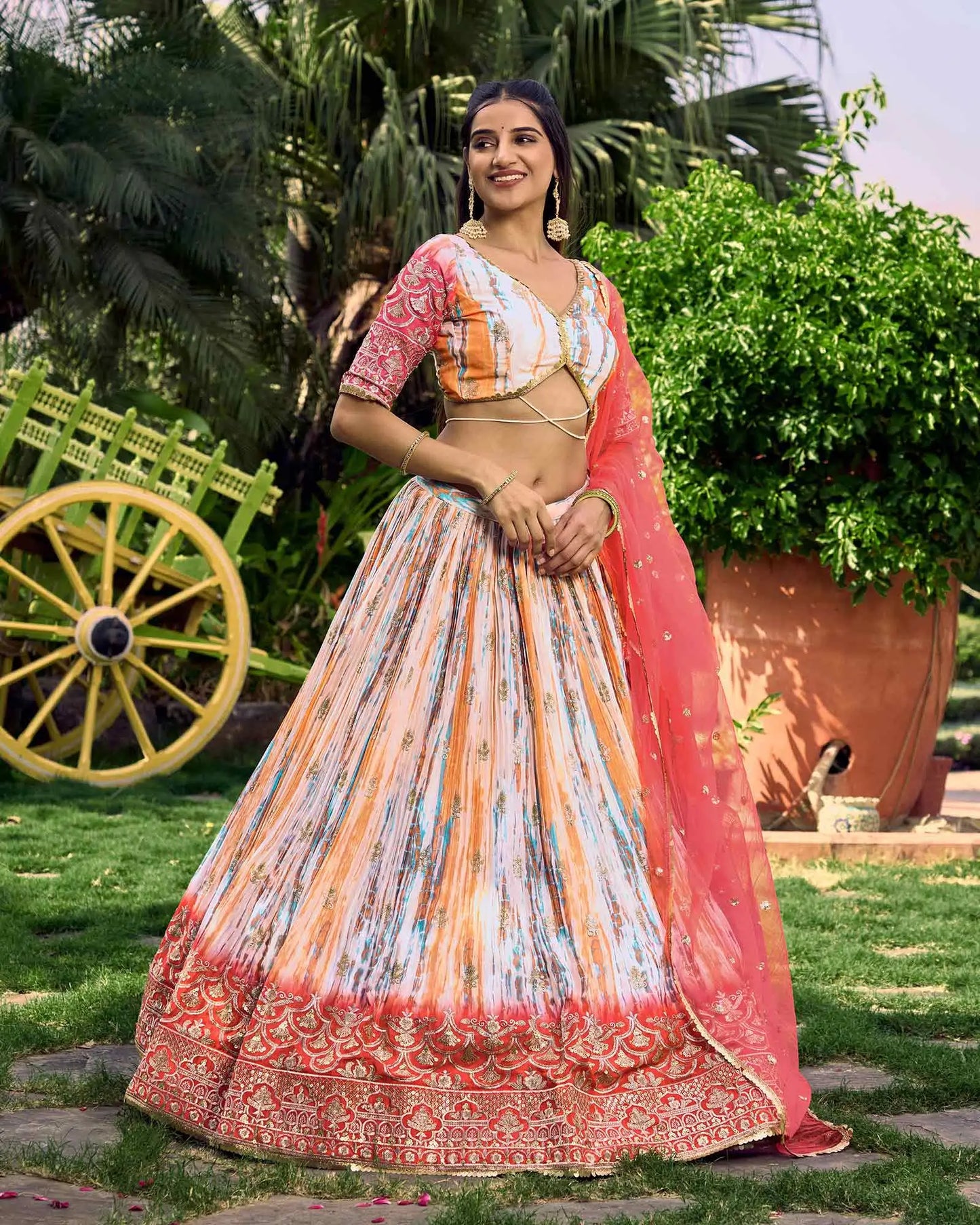 Rosafarbener Designer-Lehenga mit mehrfarbiger Pailletten- und Zari-Stickerei, mit Digitaldruck