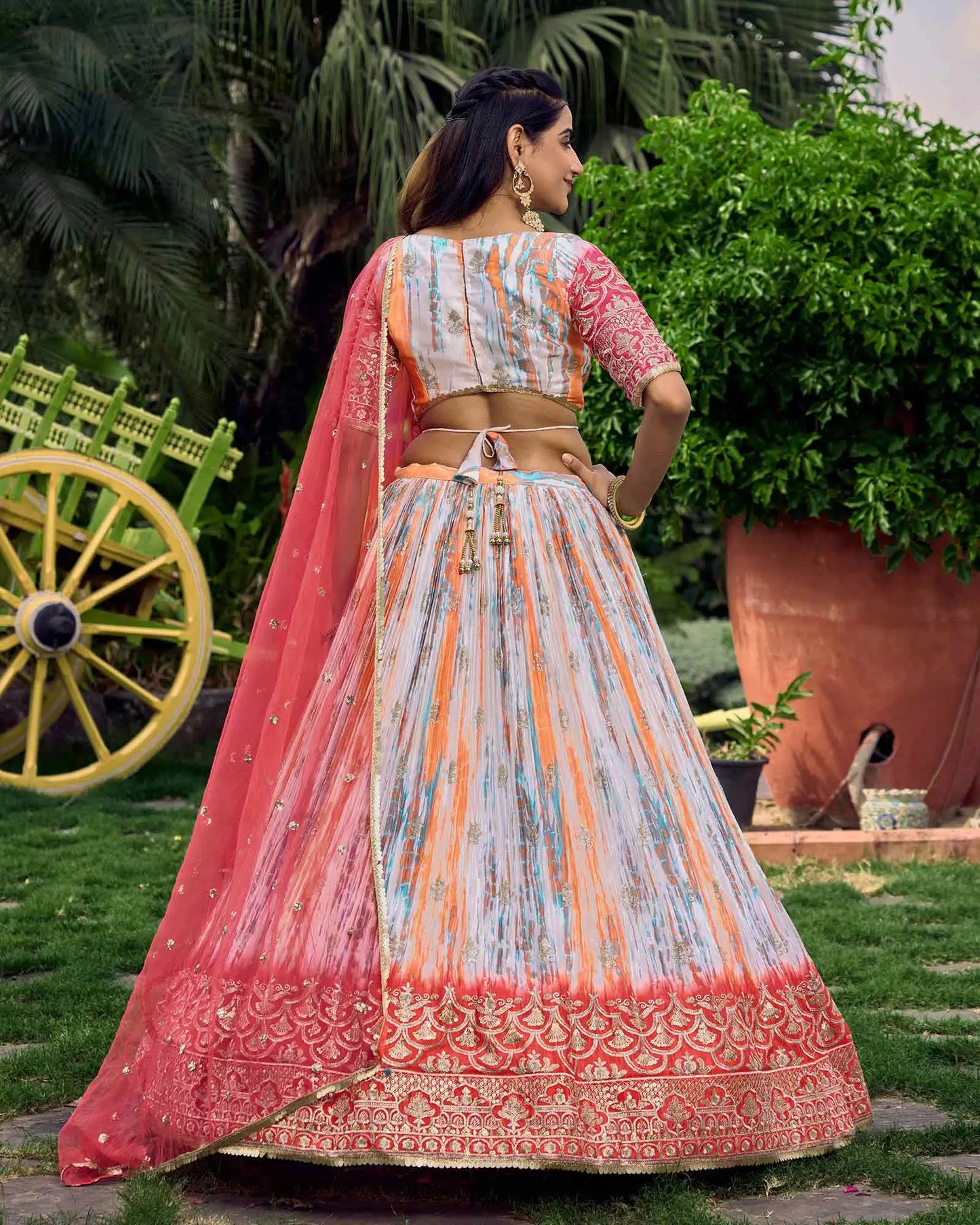Rosafarbener Designer-Lehenga mit mehrfarbiger Pailletten- und Zari-Stickerei, mit Digitaldruck