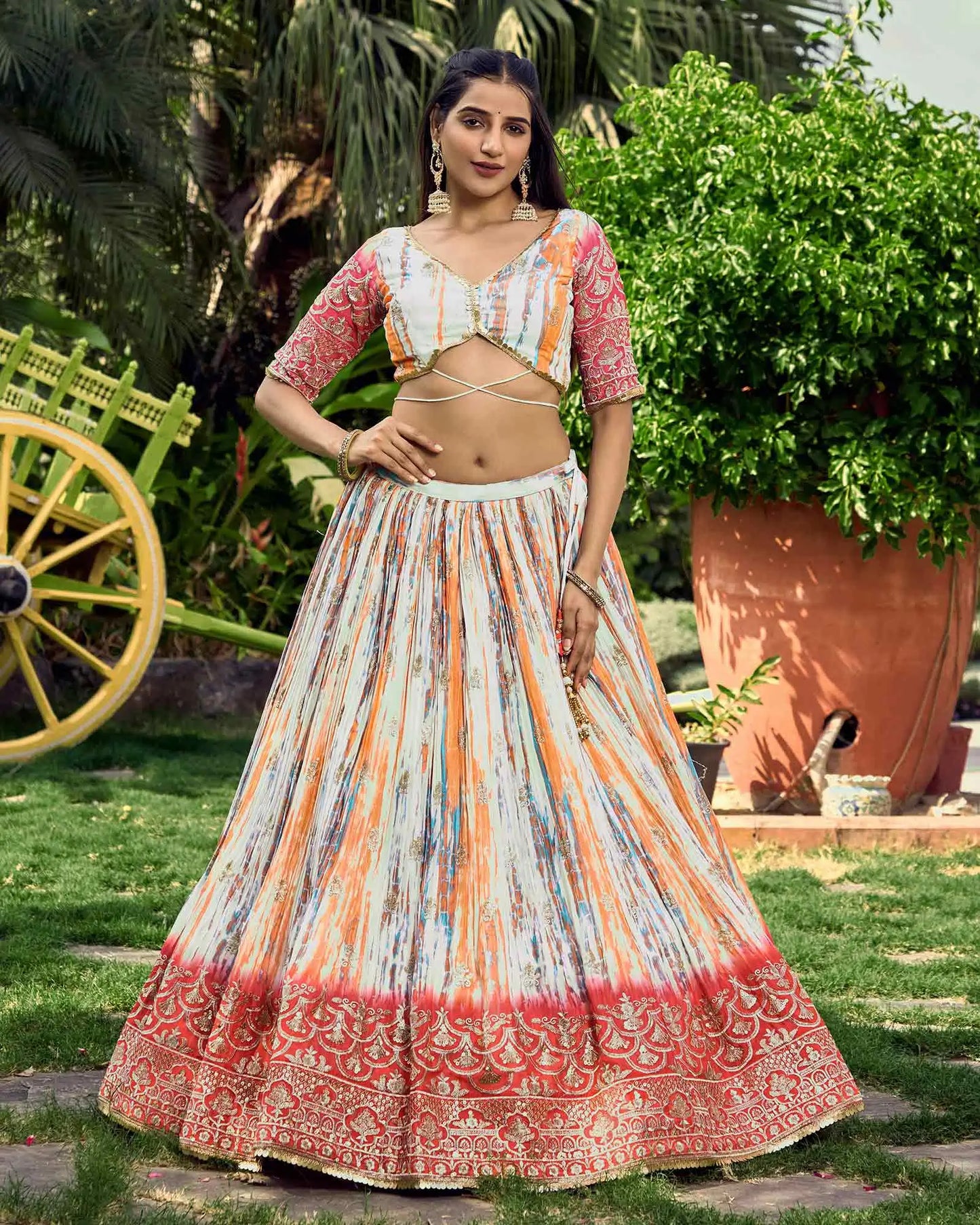 Rosafarbener Designer-Lehenga mit mehrfarbiger Pailletten- und Zari-Stickerei, mit Digitaldruck