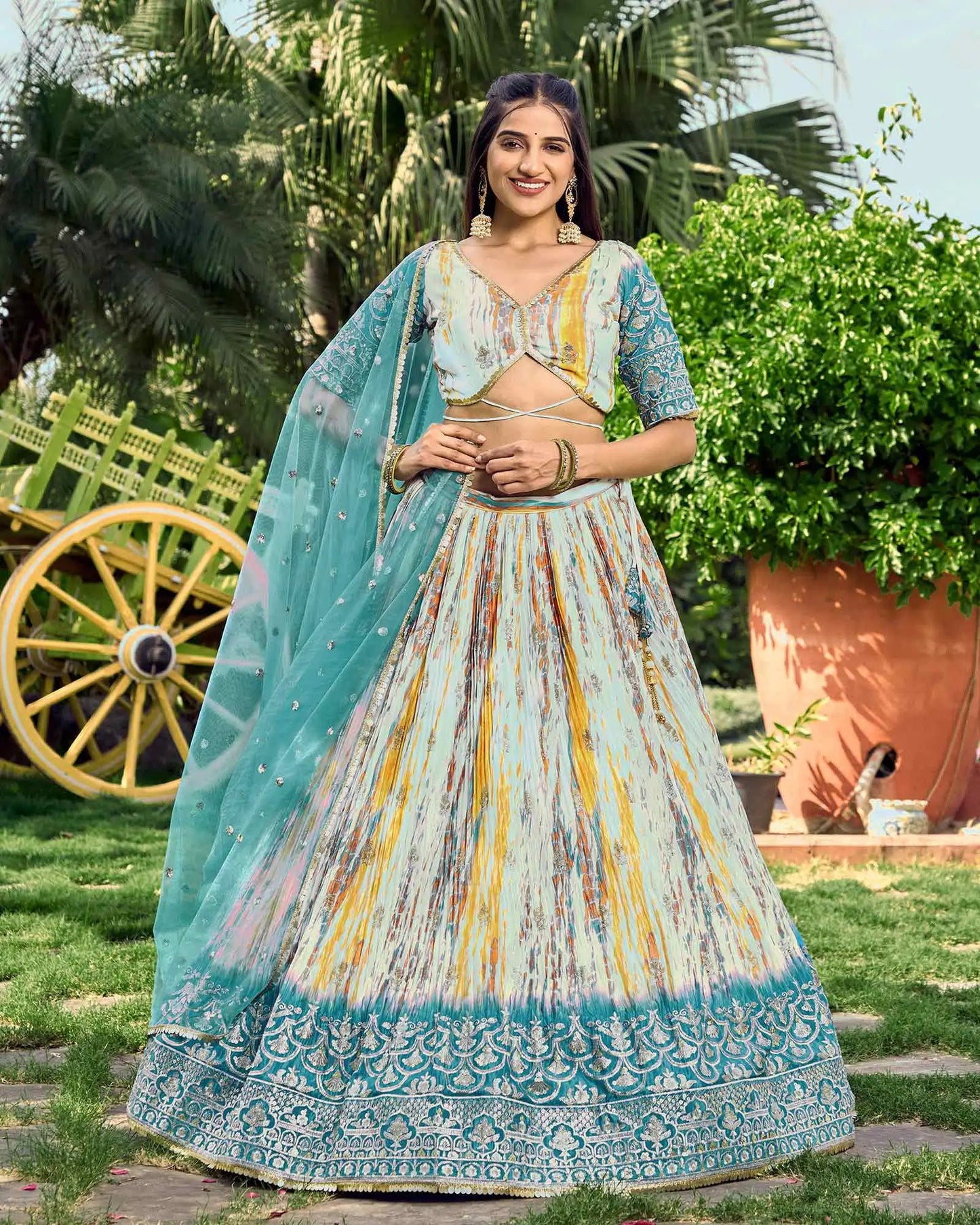 Designer-Lehenga in Lagunenblau mit Pailletten- und Zari-Stickerei, mit Digitaldruck