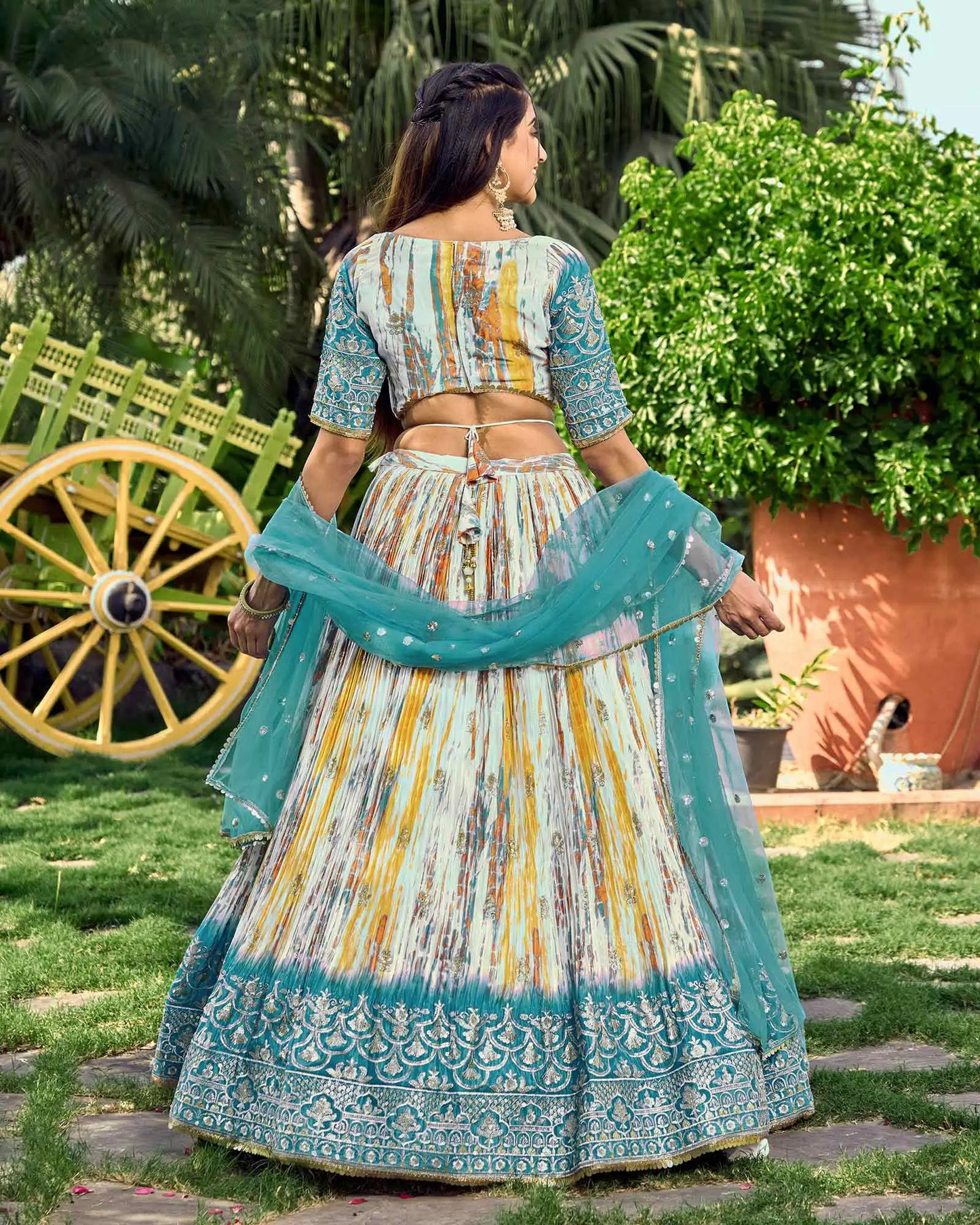 Designer-Lehenga in Lagunenblau mit Pailletten- und Zari-Stickerei, mit Digitaldruck