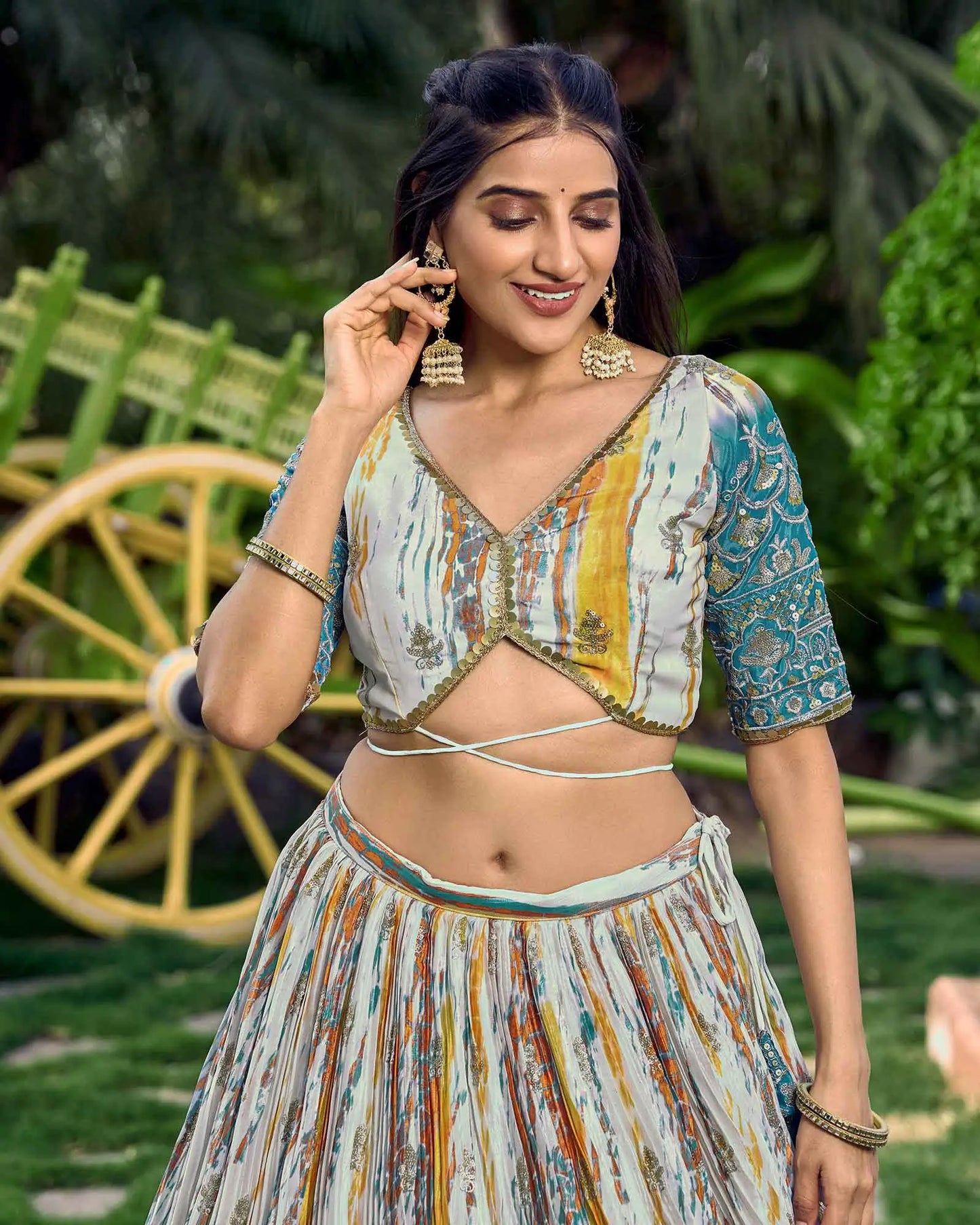 Designer-Lehenga in Lagunenblau mit Pailletten- und Zari-Stickerei, mit Digitaldruck