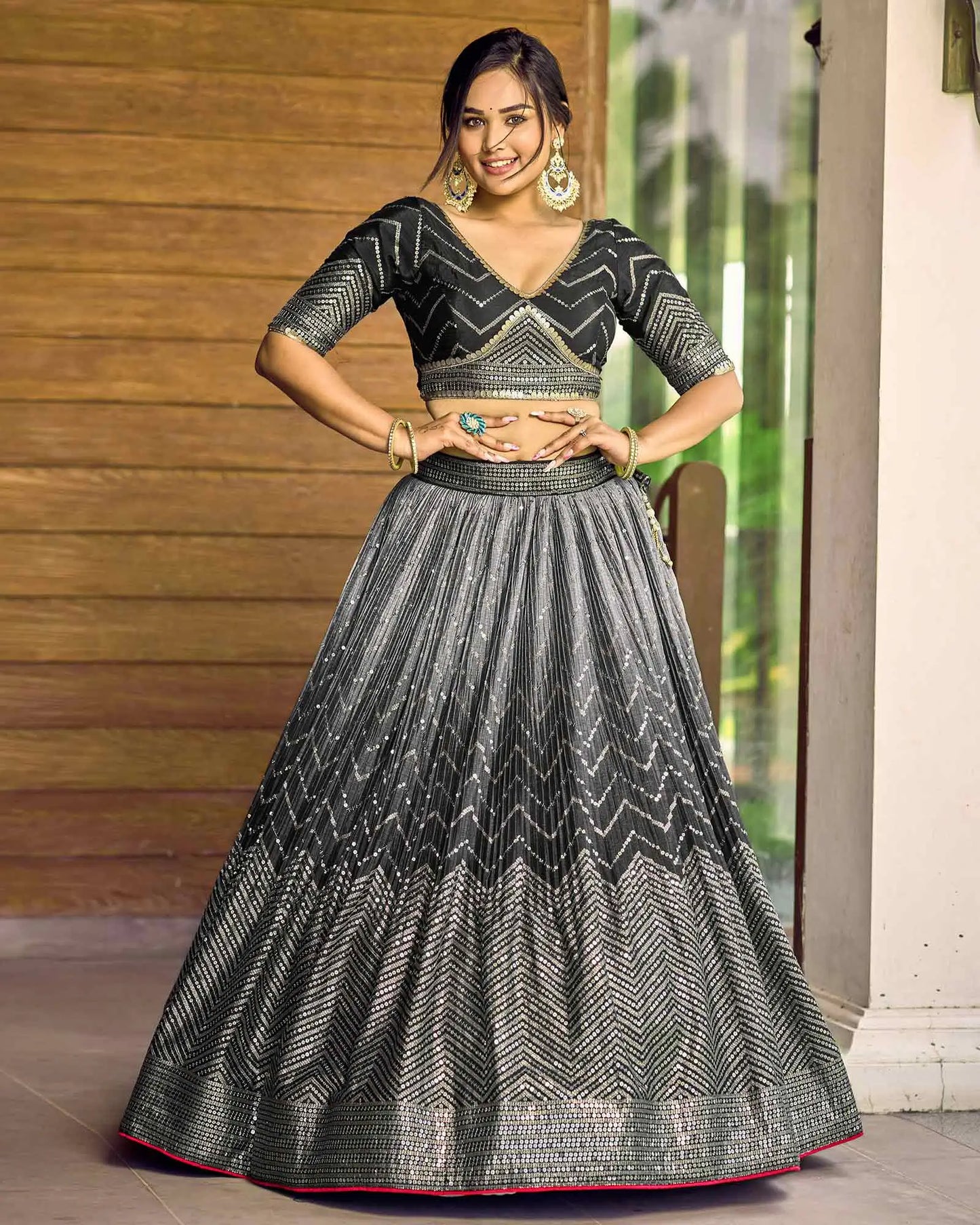 Lehenga choli noir et gris avec broderies en fil et sequins