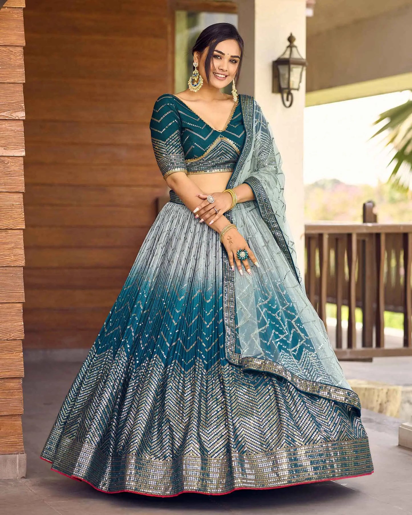 Lehenga choli bleu clair gris avec broderies en fil et sequins