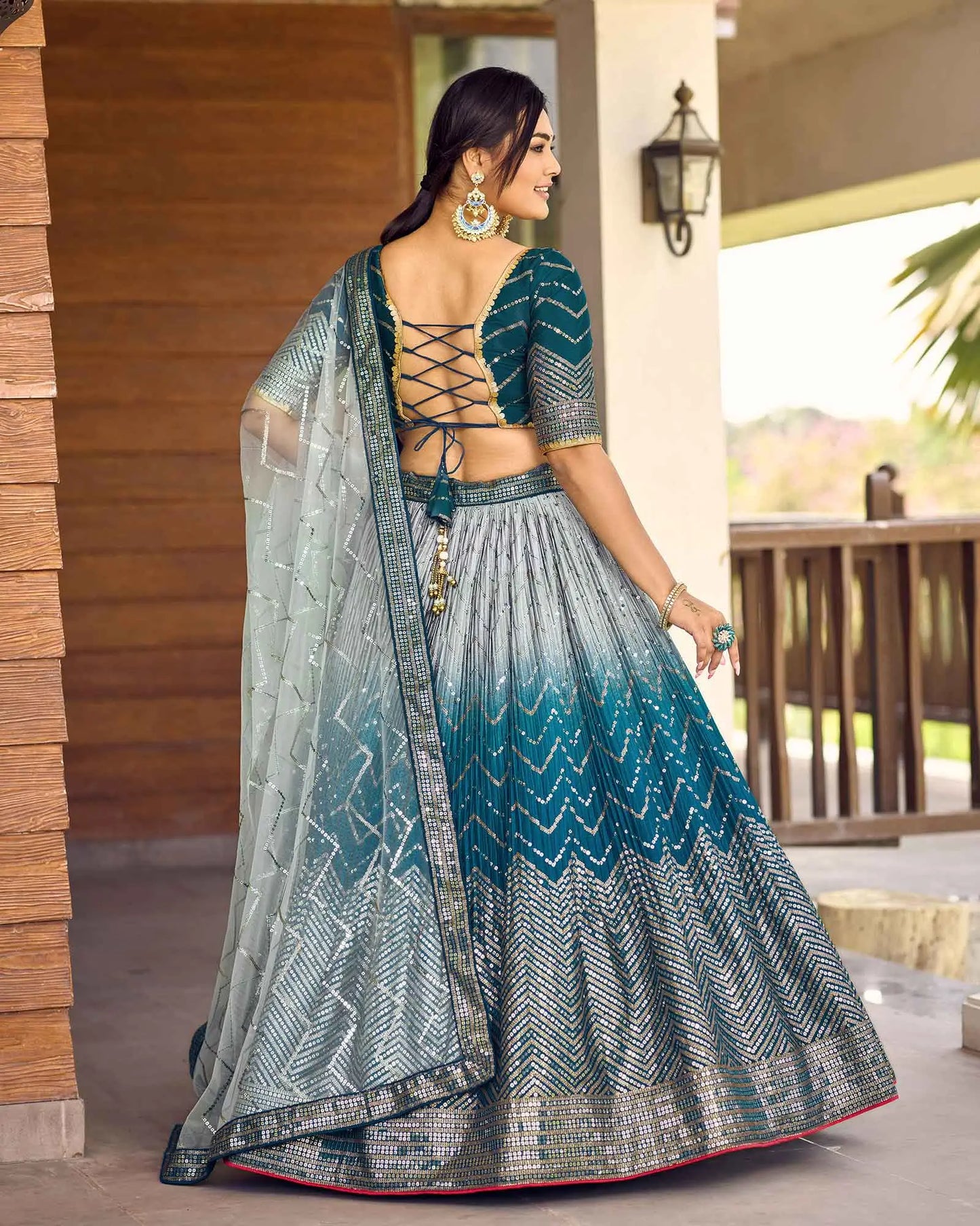 Lehenga choli bleu clair gris avec broderies en fil et sequins