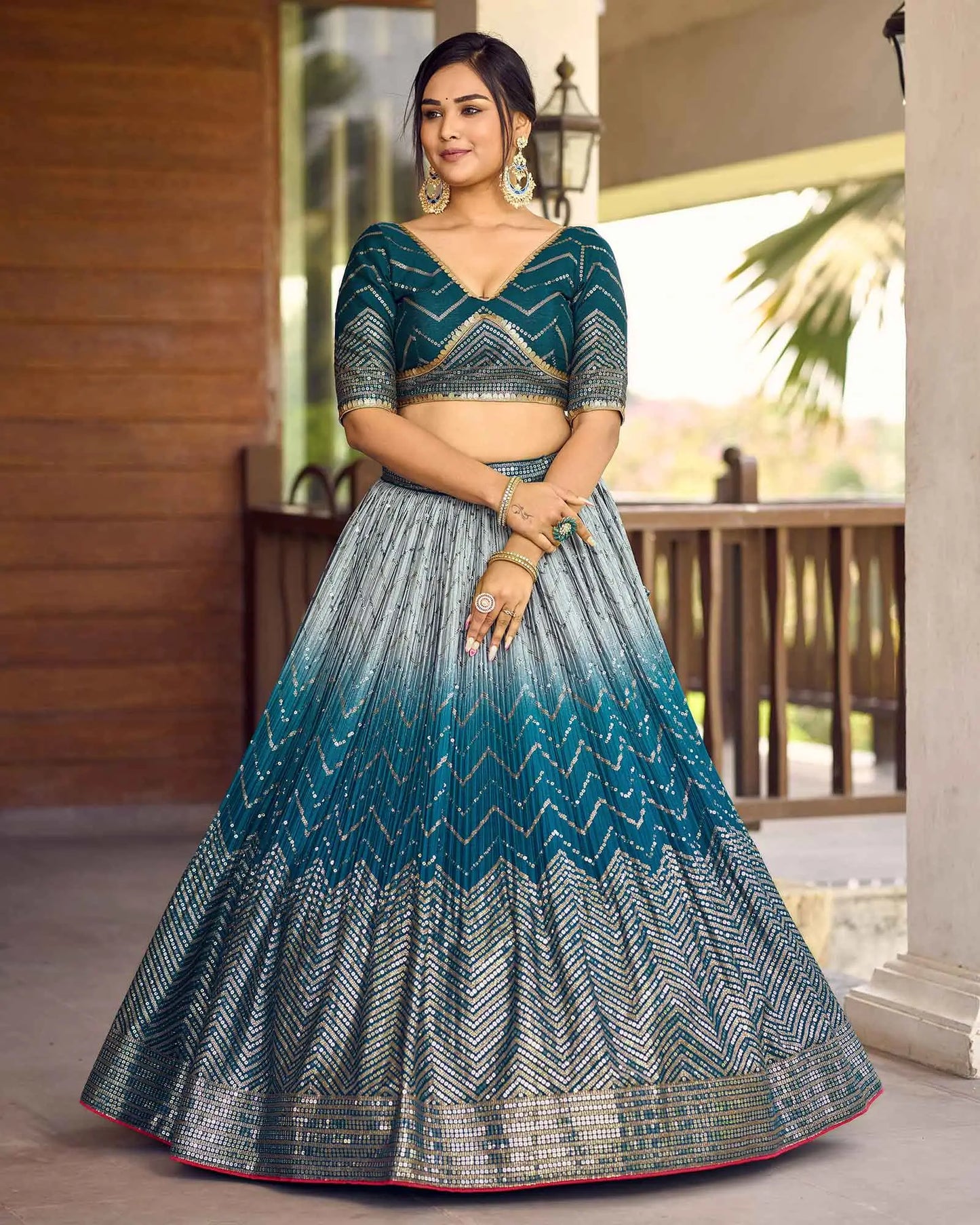 Lehenga choli bleu clair gris avec broderies en fil et sequins
