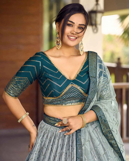 Lehenga choli bleu clair gris avec broderies en fil et sequins