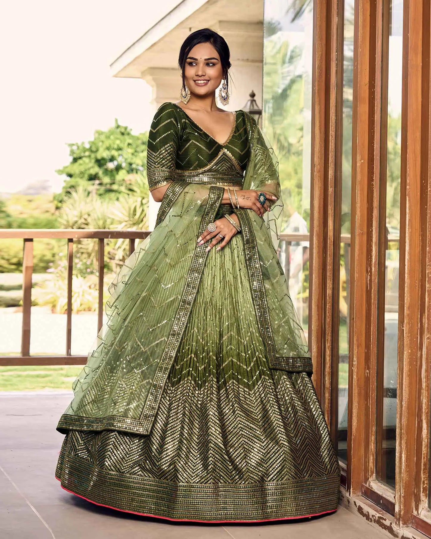 Lehenga choli vert foncé et vert clair avec broderies en fil et sequins