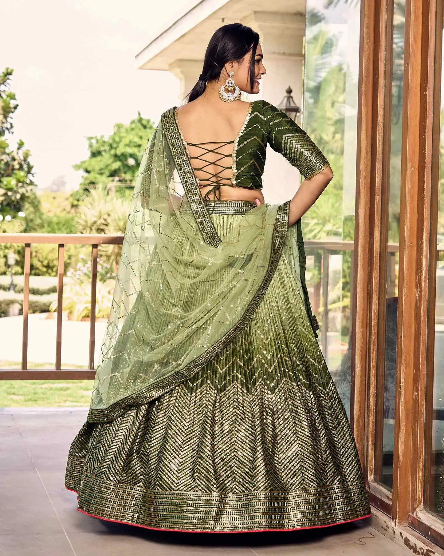 Lehenga choli vert foncé et vert clair avec broderies en fil et sequins