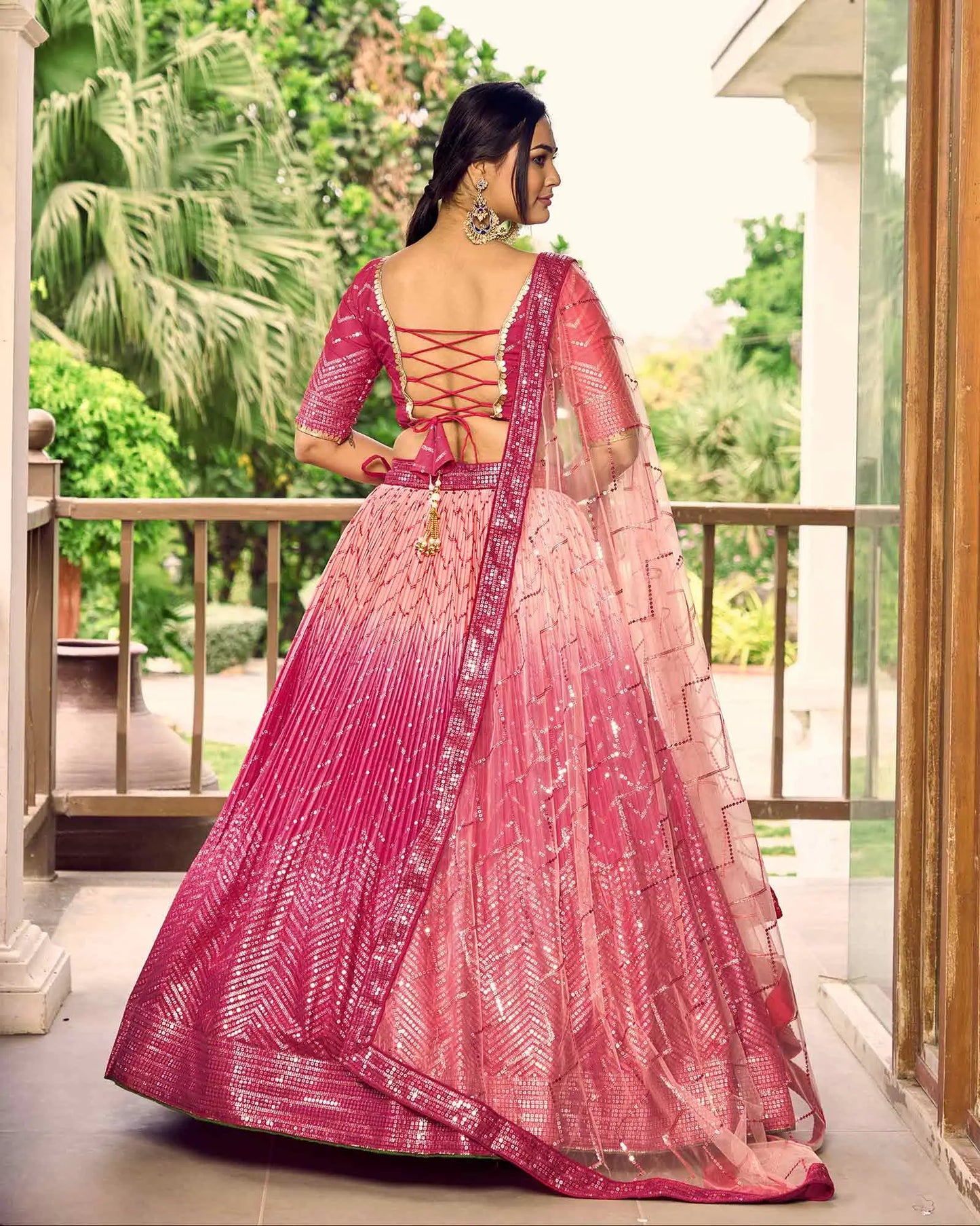 Lehenga choli pêche et rose avec broderies en fil et sequins