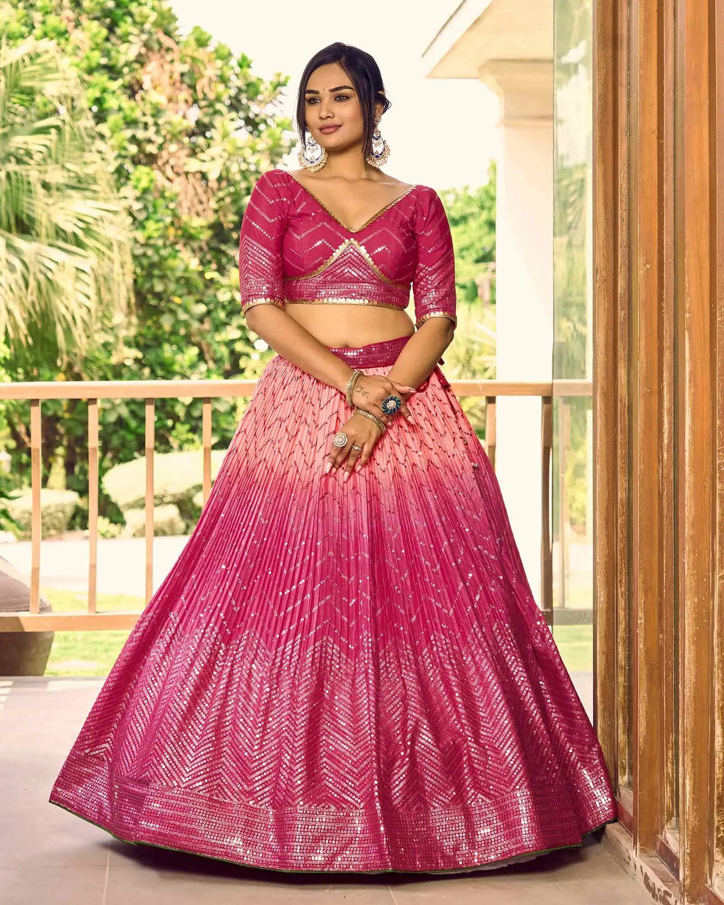Lehenga choli pêche et rose avec broderies en fil et sequins