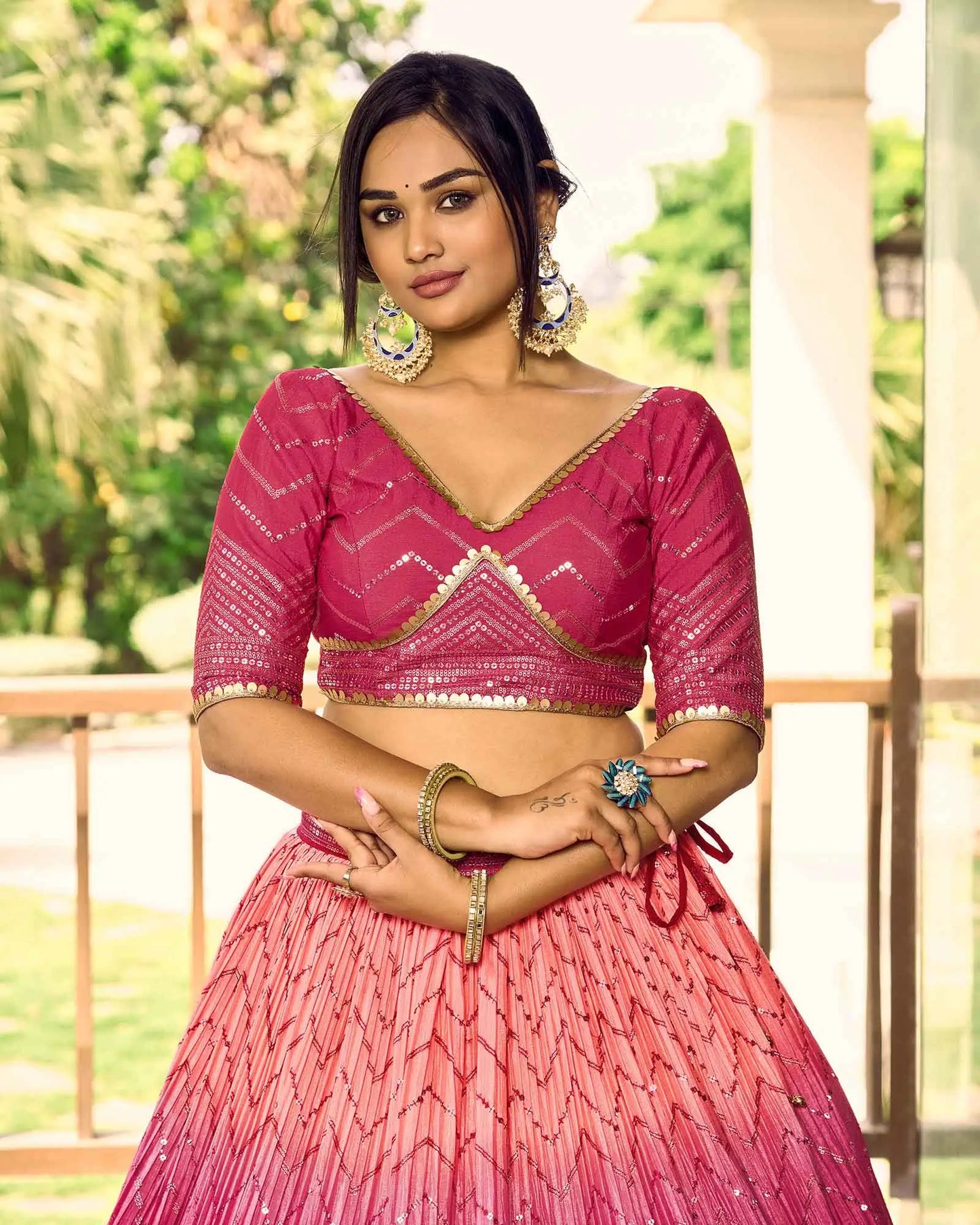Lehenga choli pêche et rose avec broderies en fil et sequins