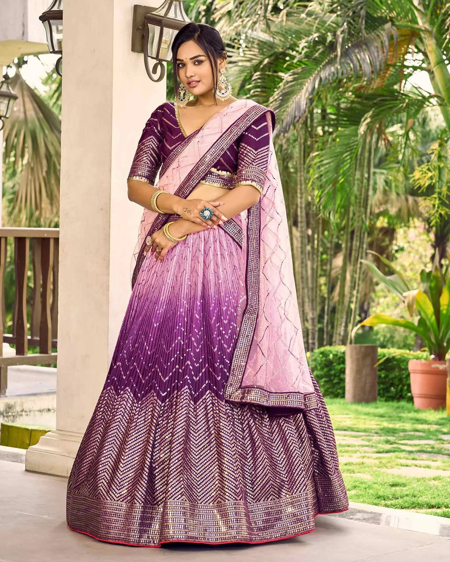 Lila und hellpfirsichfarbenes Lehenga Choli mit Fadenstickerei und Pailletten