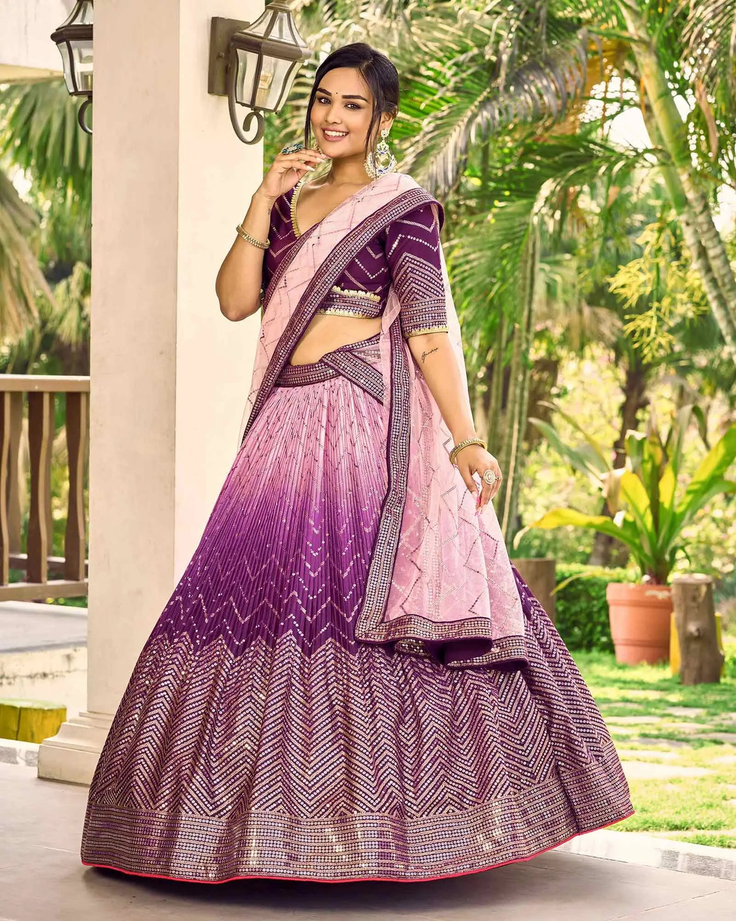 Lila und hellpfirsichfarbenes Lehenga Choli mit Fadenstickerei und Pailletten