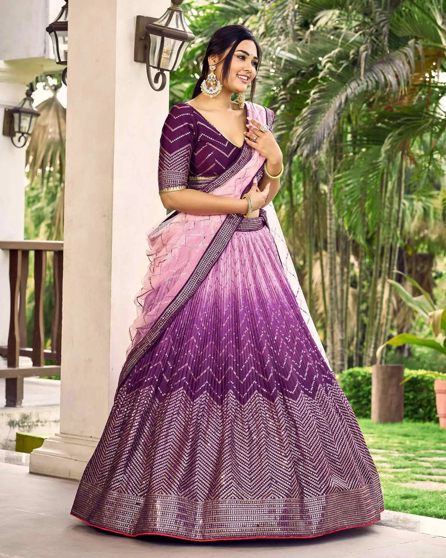 Lila und hellpfirsichfarbenes Lehenga Choli mit Fadenstickerei und Pailletten