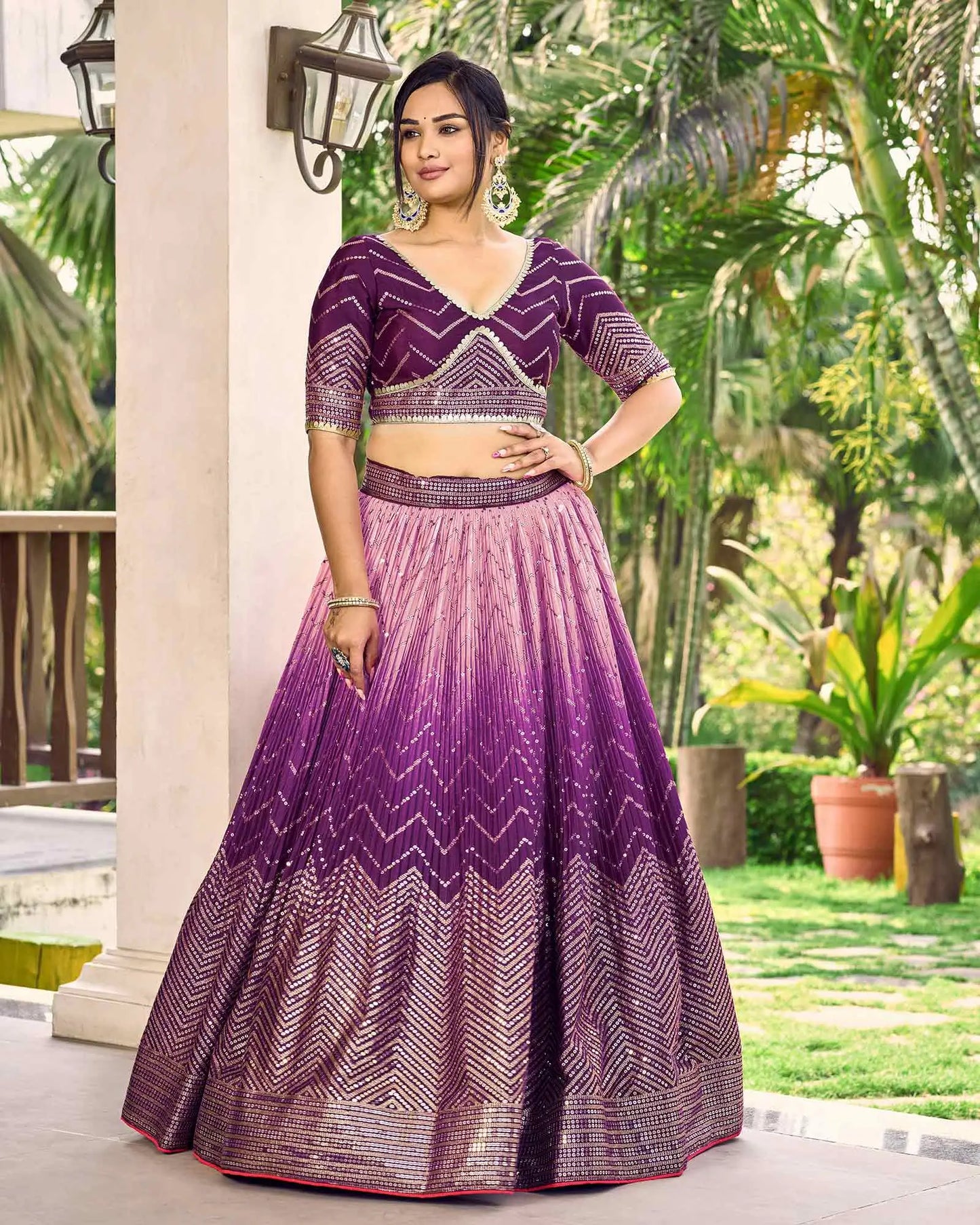 Lila und hellpfirsichfarbenes Lehenga Choli mit Fadenstickerei und Pailletten