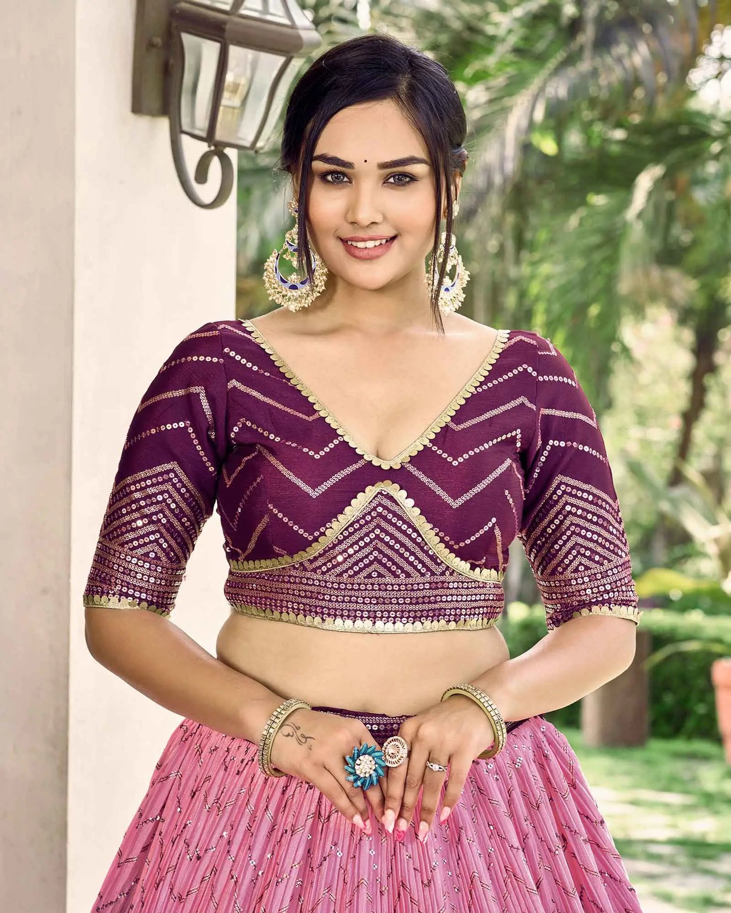 Lila und hellpfirsichfarbenes Lehenga Choli mit Fadenstickerei und Pailletten