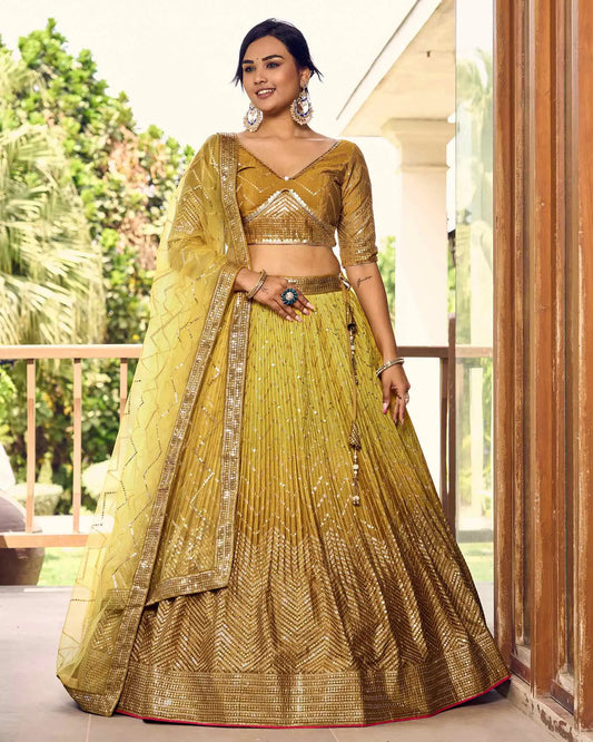 Lehenga choli jaune foncé et jaune clair avec broderies en fil et sequins