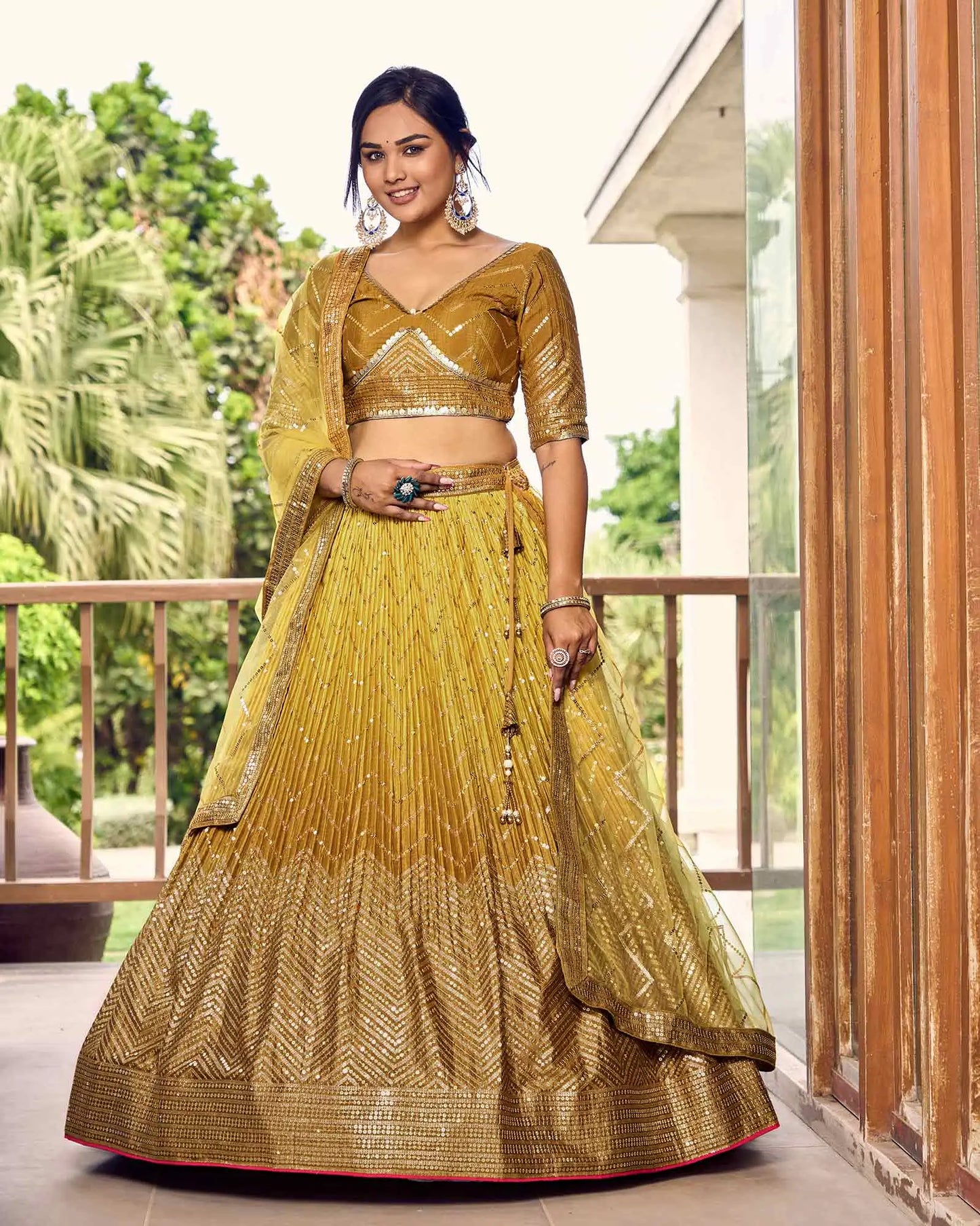 Lehenga choli jaune foncé et jaune clair avec broderies en fil et sequins