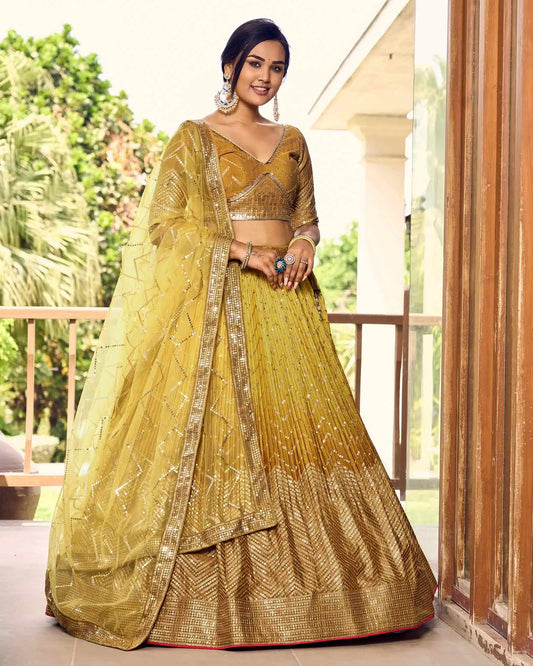 Lehenga choli jaune foncé et jaune clair avec broderies en fil et sequins