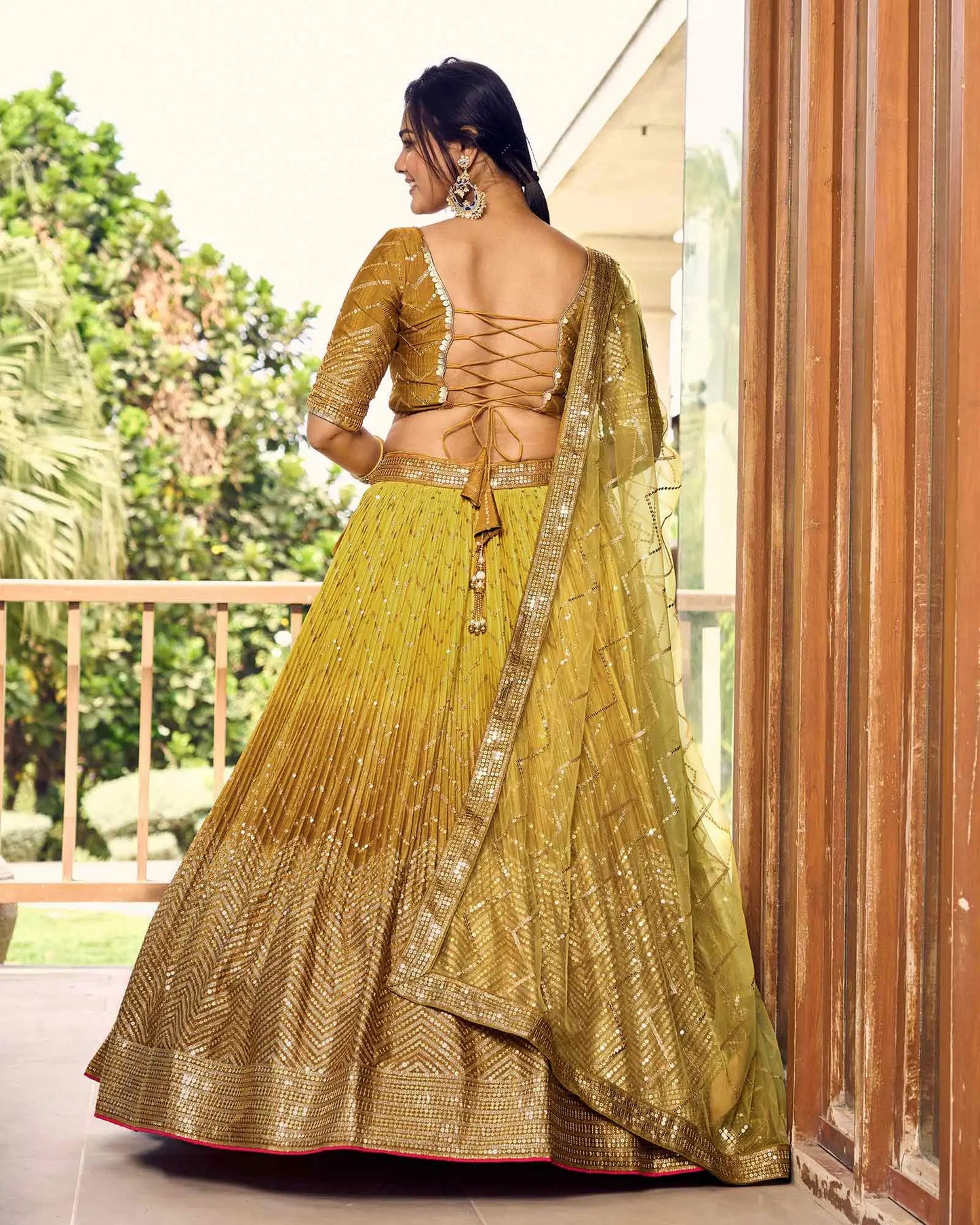 Lehenga choli jaune foncé et jaune clair avec broderies en fil et sequins