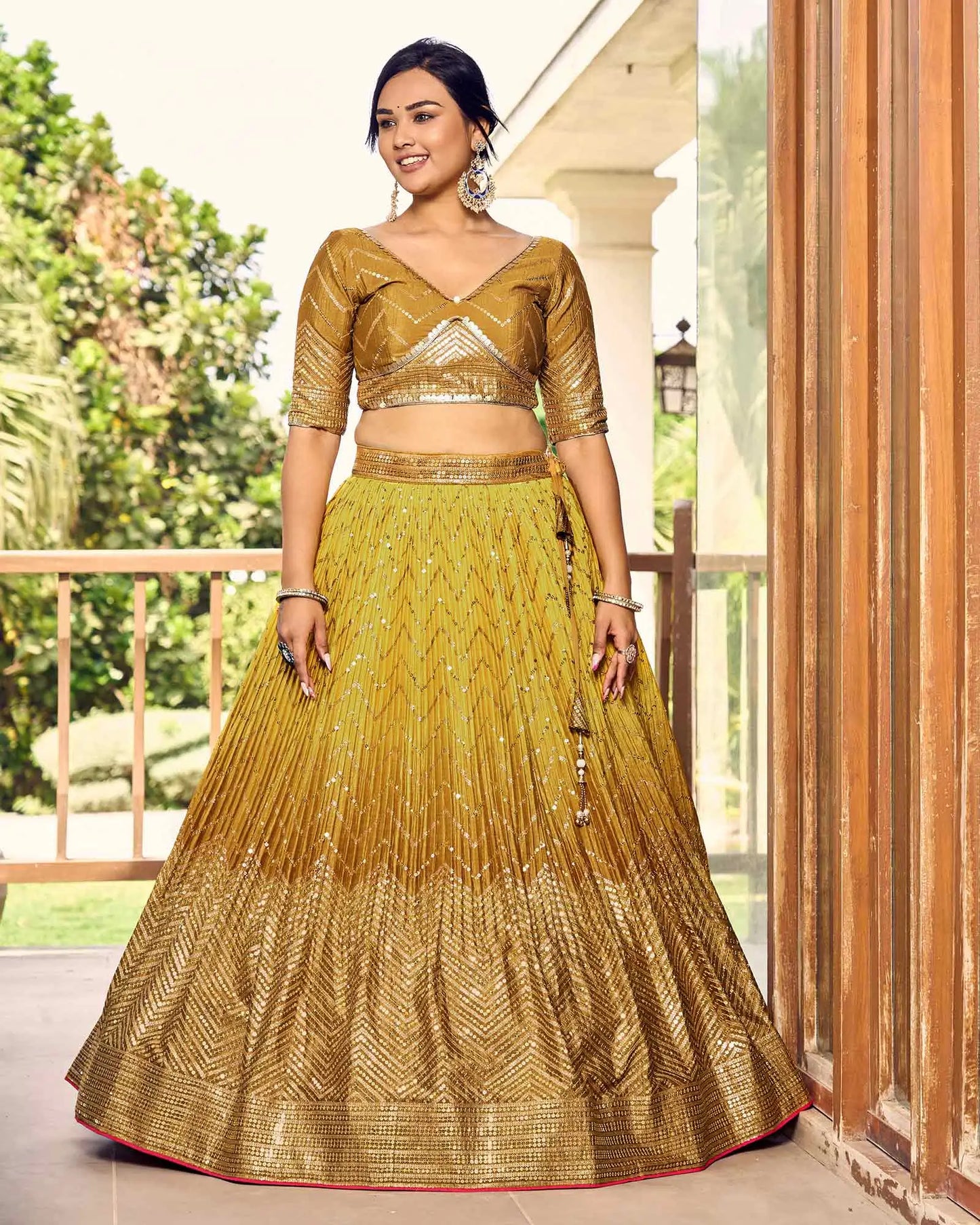 Lehenga choli jaune foncé et jaune clair avec broderies en fil et sequins