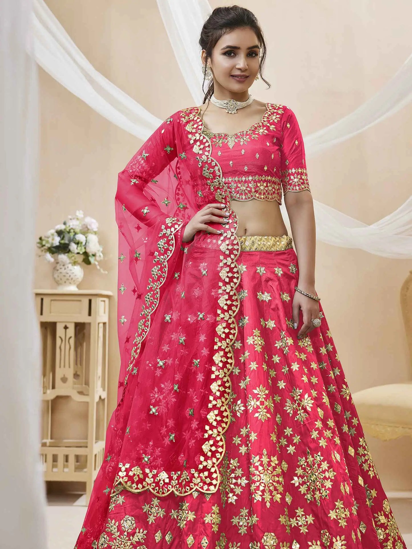 Lehenga rose en soie artificielle avec broderies sequins et zari
