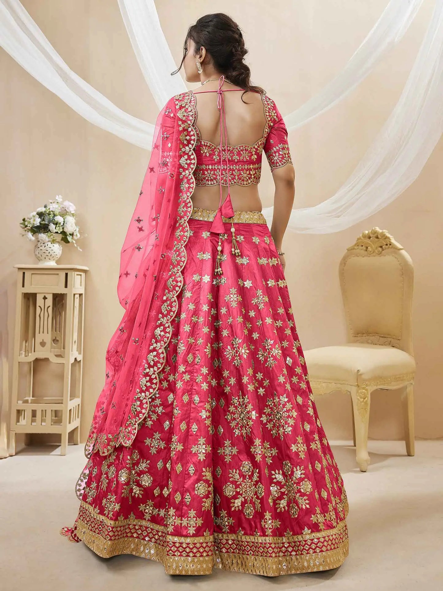 Lehenga rose en soie artificielle avec broderies sequins et zari