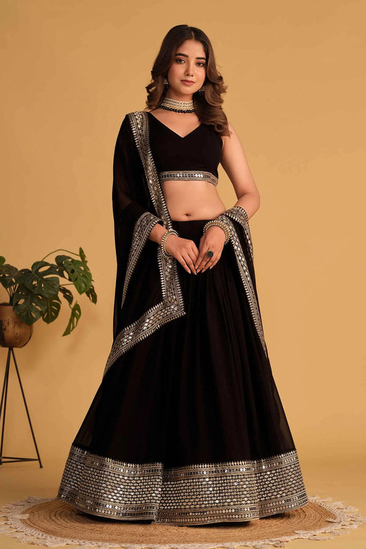 Lehenga en Georgette Noir avec broderies en sequins et zari, accompagné d'un dupatta