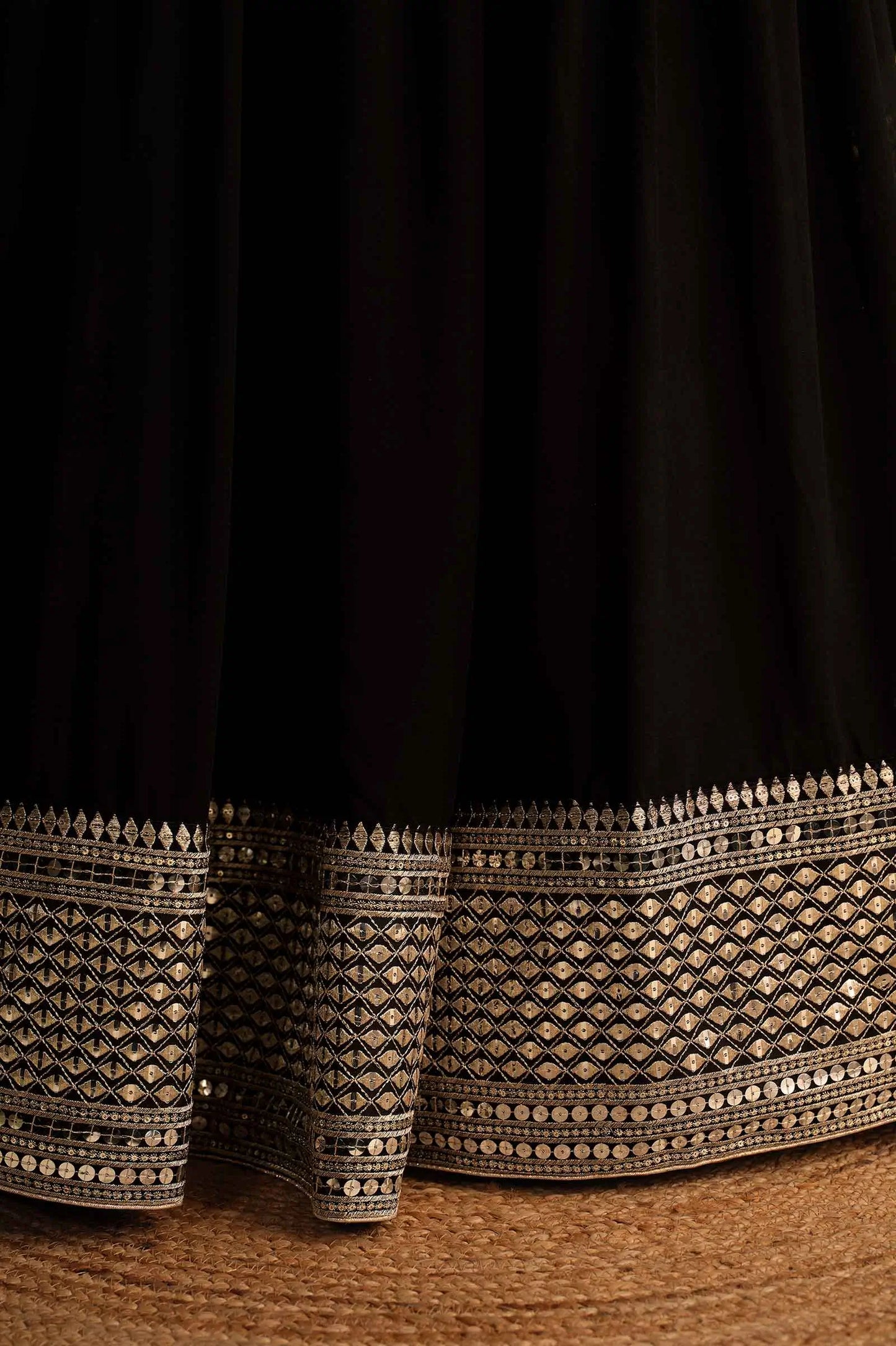 Lehenga en Georgette Noir avec broderies en sequins et zari, accompagné d'un dupatta