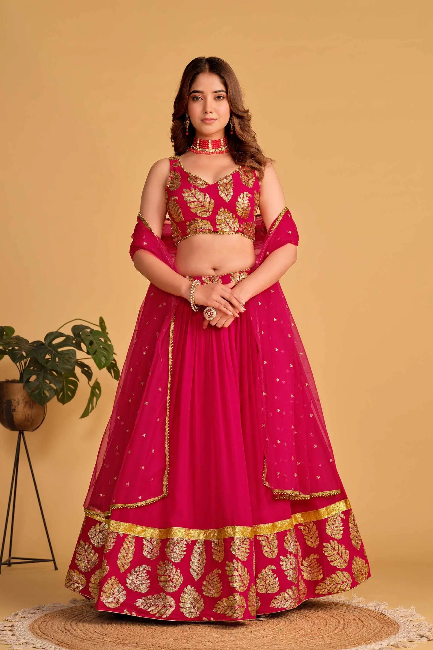 Lehenga Designer en georgette rose, orné de broderies en sequins et zari