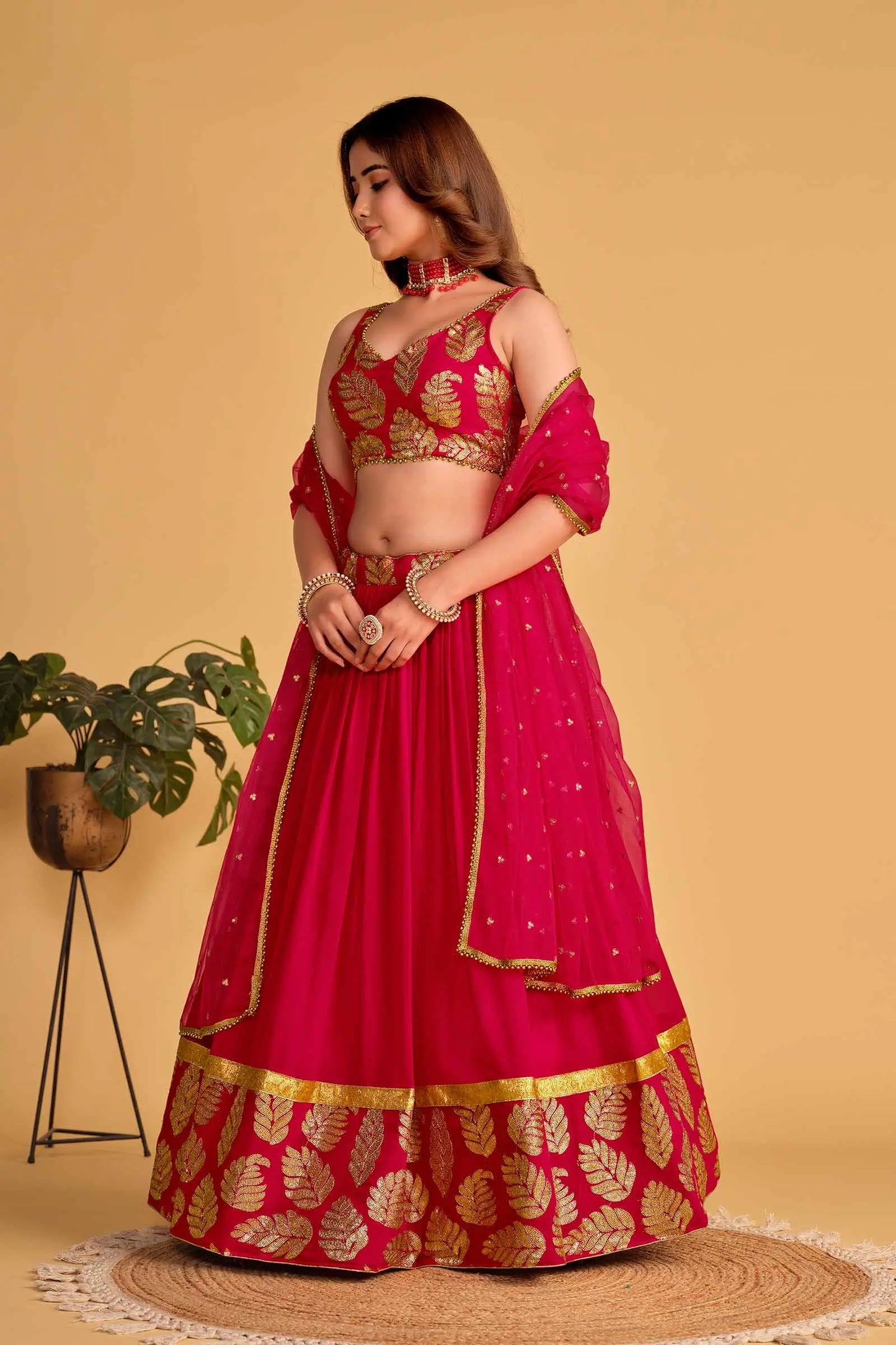 Lehenga Designer en georgette rose, orné de broderies en sequins et zari