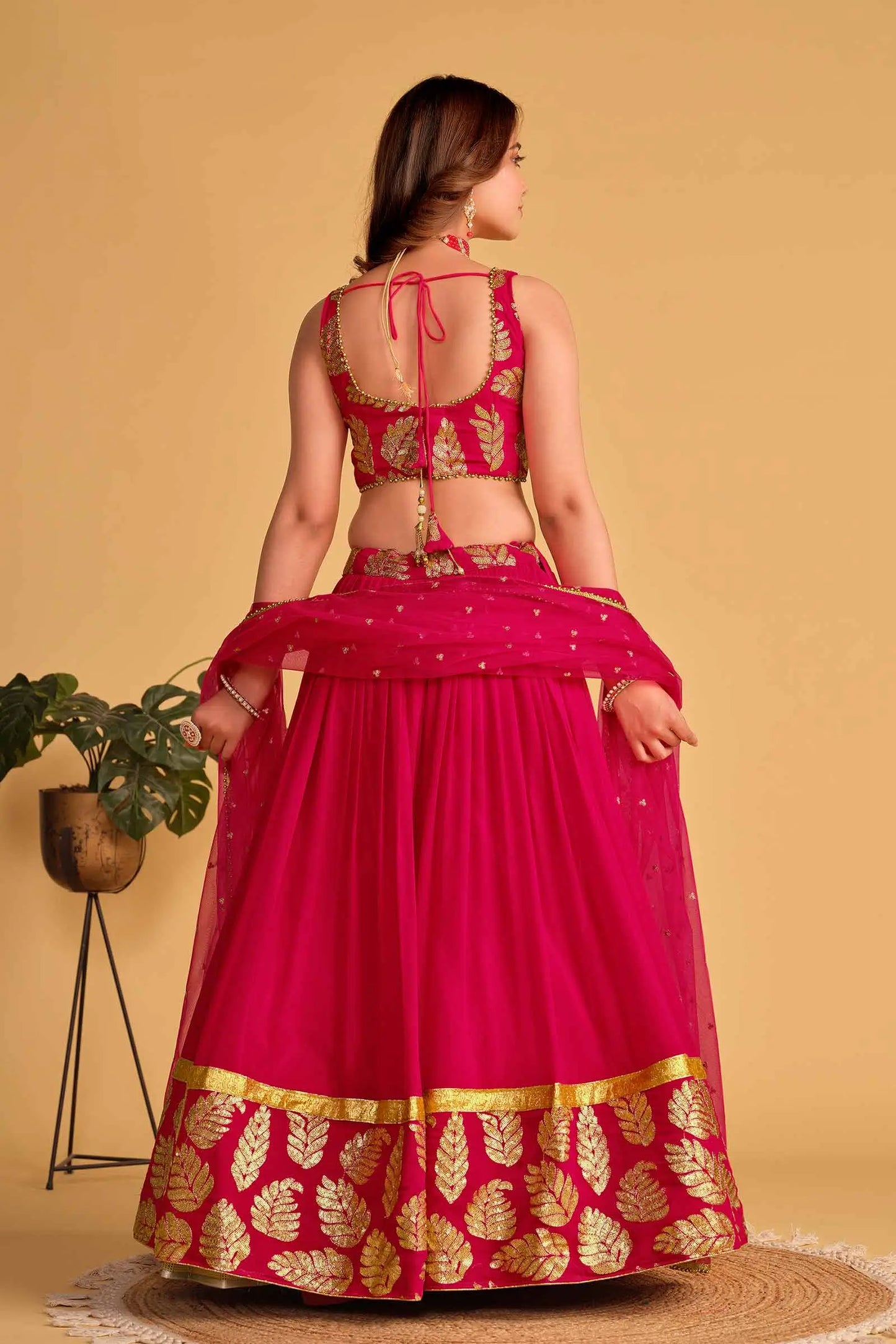 Lehenga Designer en georgette rose, orné de broderies en sequins et zari