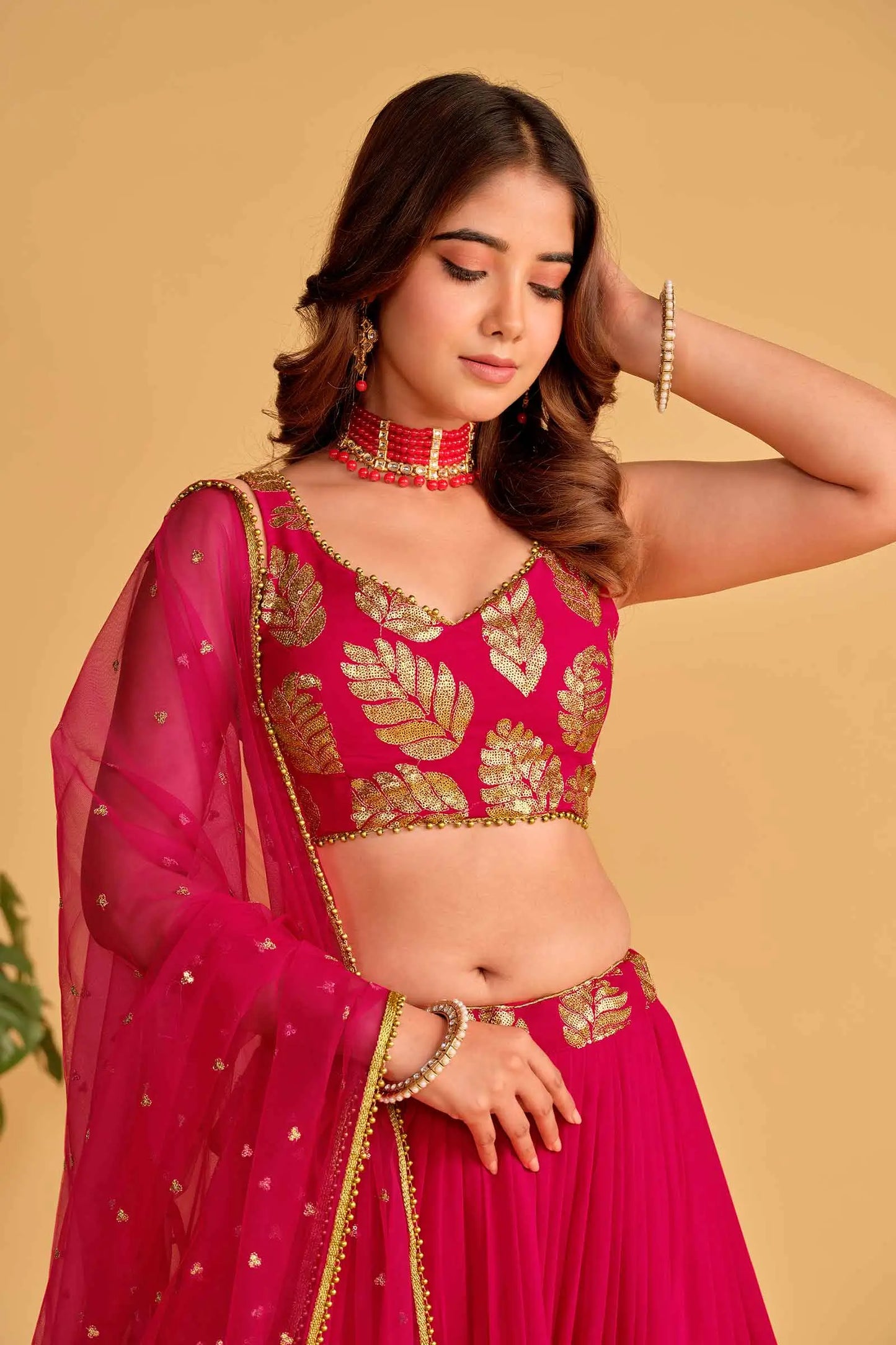 Lehenga Designer en georgette rose, orné de broderies en sequins et zari
