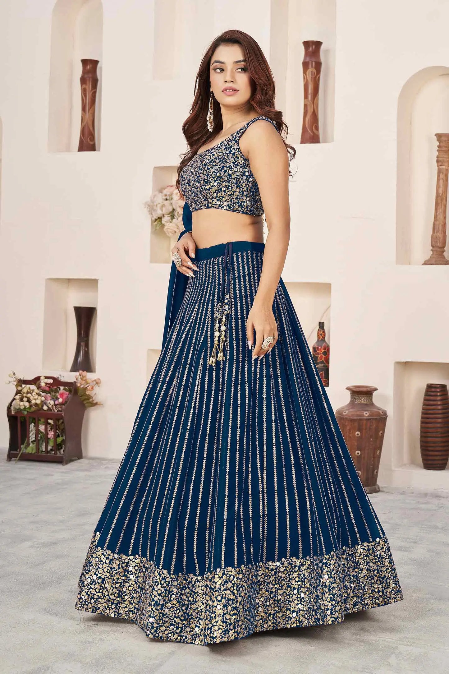 Lehenga Bleu de Prusse en georgette avec broderies de sequins et zari