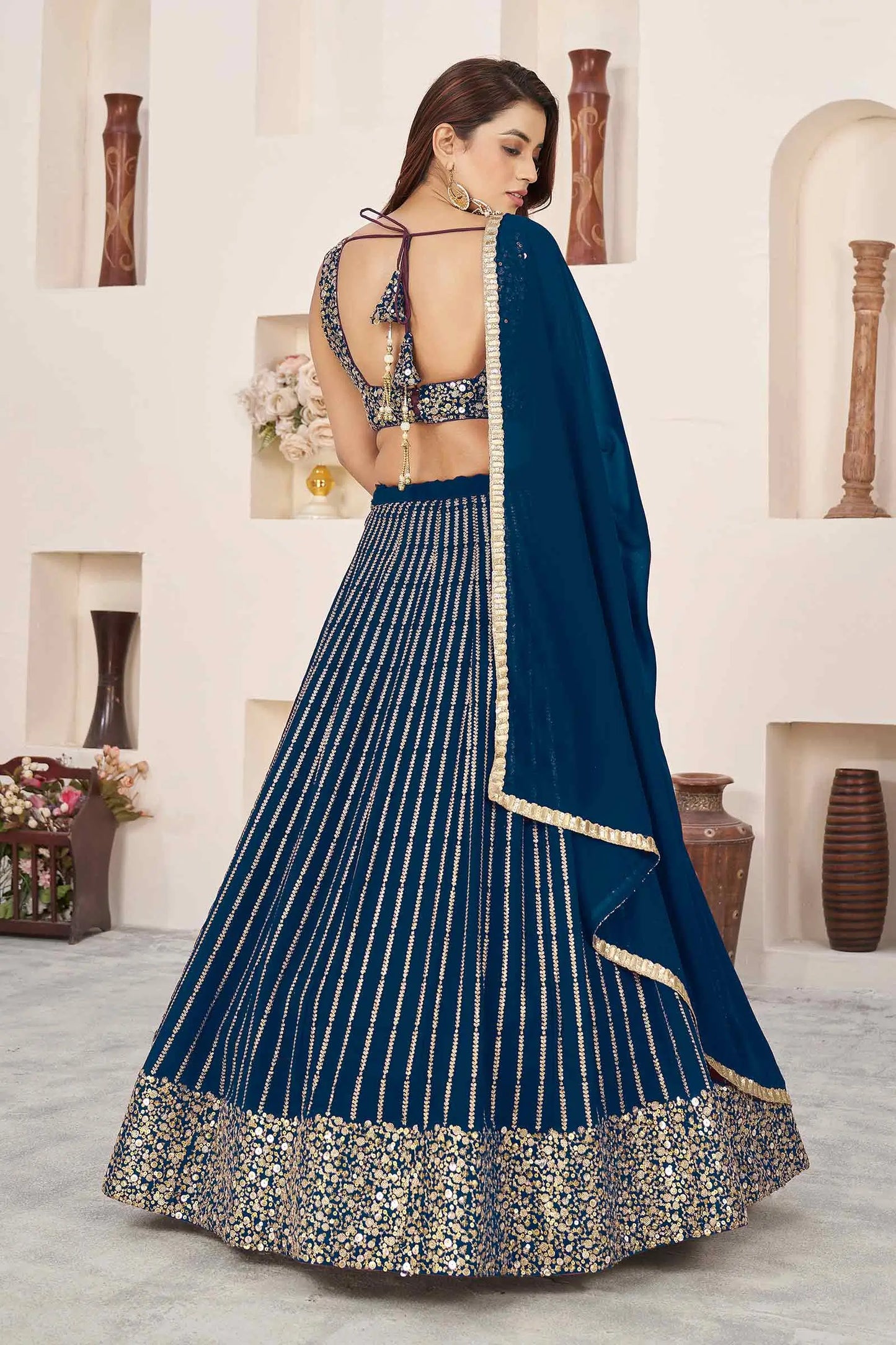Lehenga Bleu de Prusse en georgette avec broderies de sequins et zari