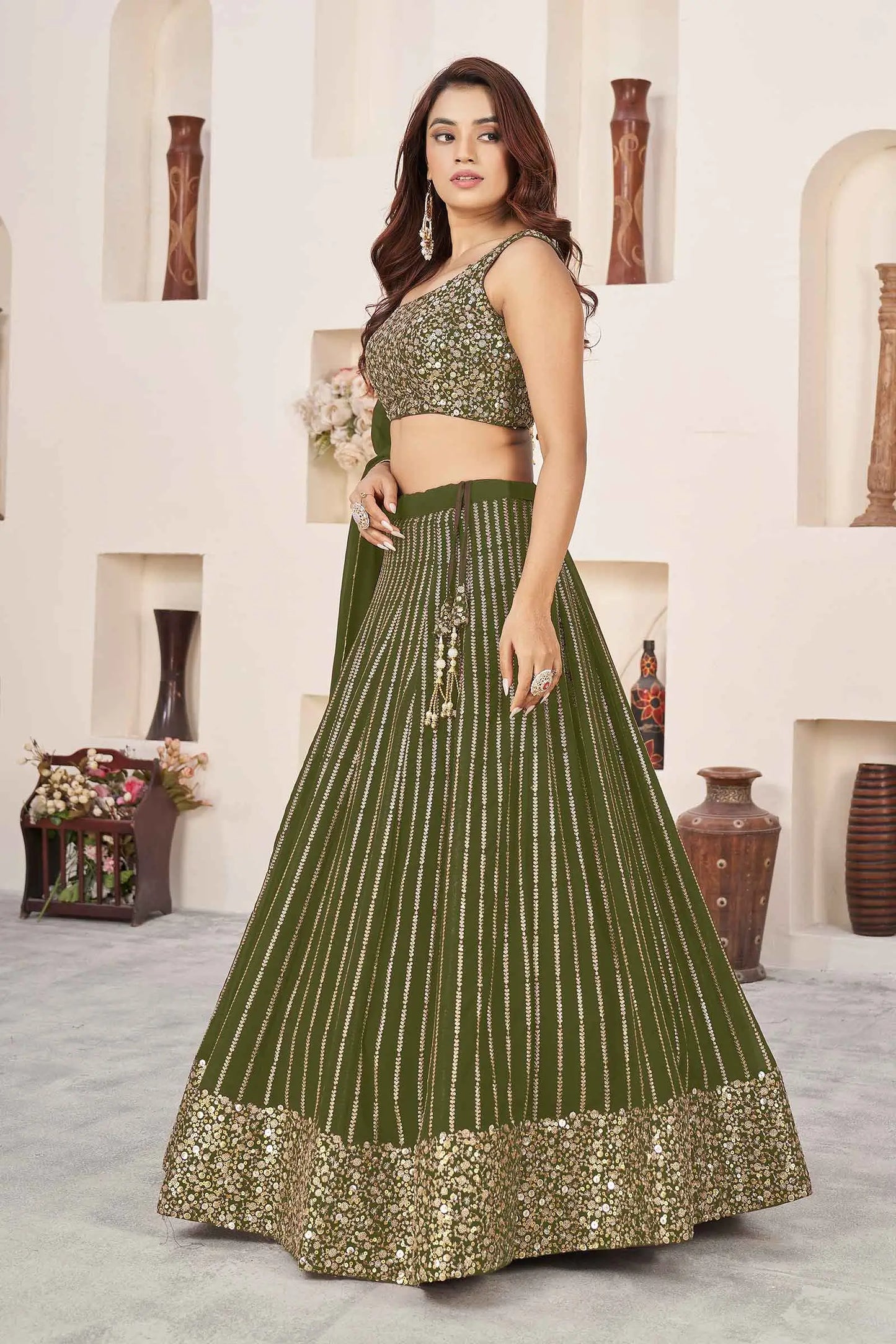 Lehenga vert olive foncé en georgette avec broderies de sequins et fils zari