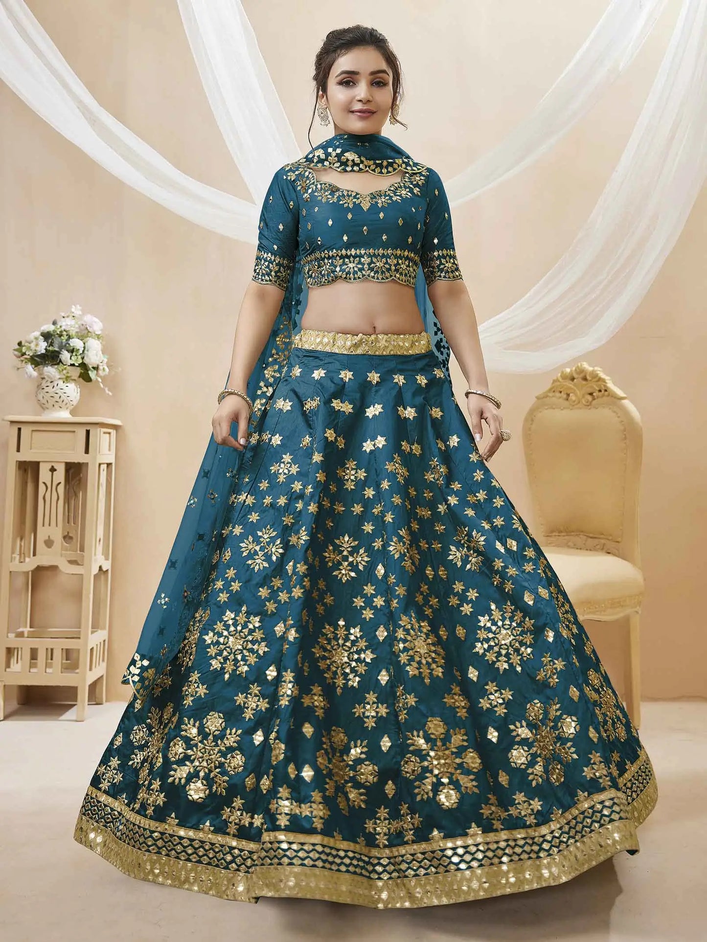 Lehenga bleu-vert en soie artificielle avec broderies sequins et zari, accompagné d'une dupatta en résille