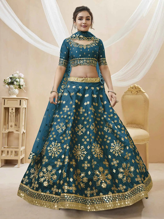 Lehenga bleu-vert en soie artificielle avec broderies sequins et zari, accompagné d'une dupatta en résille