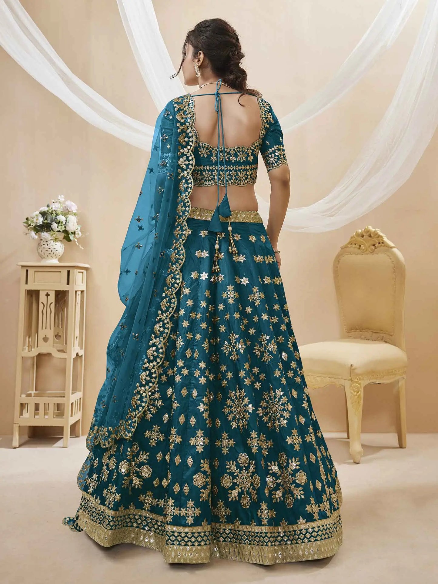 Lehenga bleu-vert en soie artificielle avec broderies sequins et zari, accompagné d'une dupatta en résille