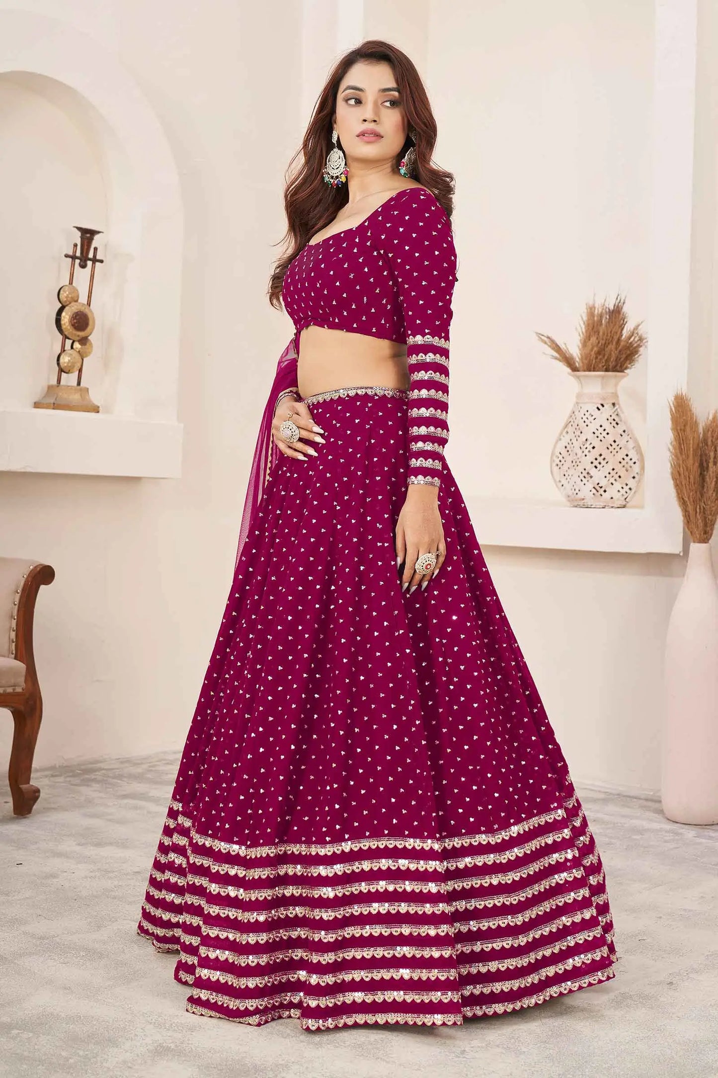 Lehenga choli en georgette rose mûre avec broderies zari et sequins