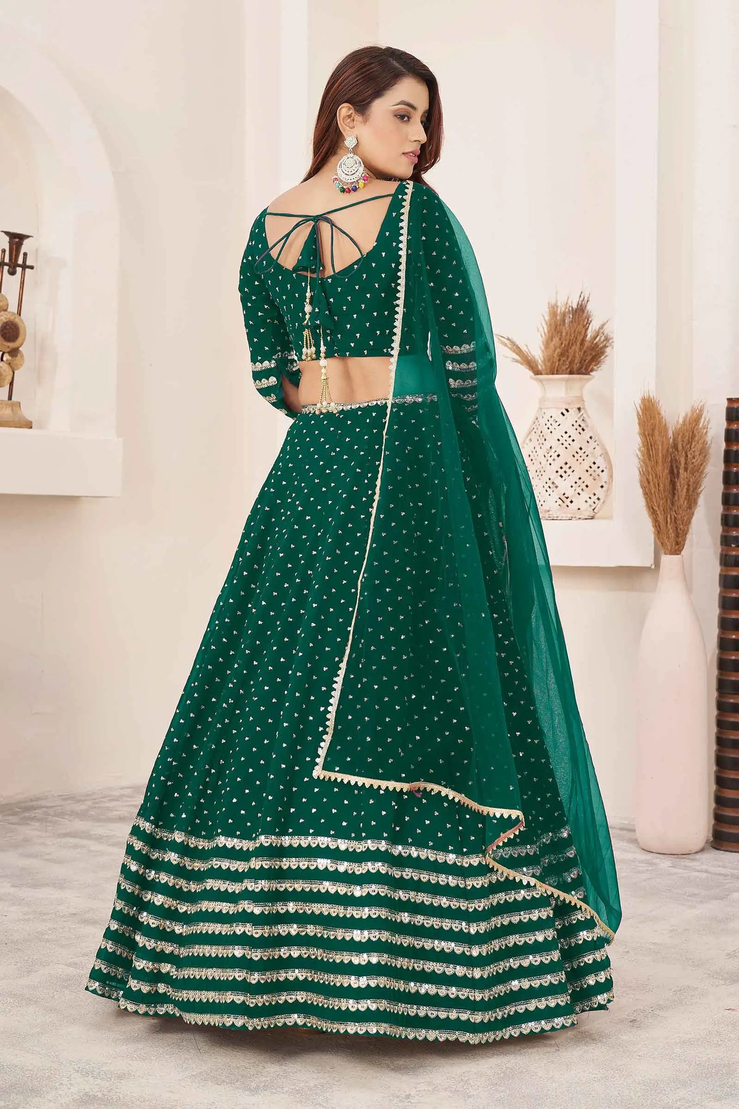 Lehenga vert-bleu foncé en georgette avec broderies en sequins et fils zari