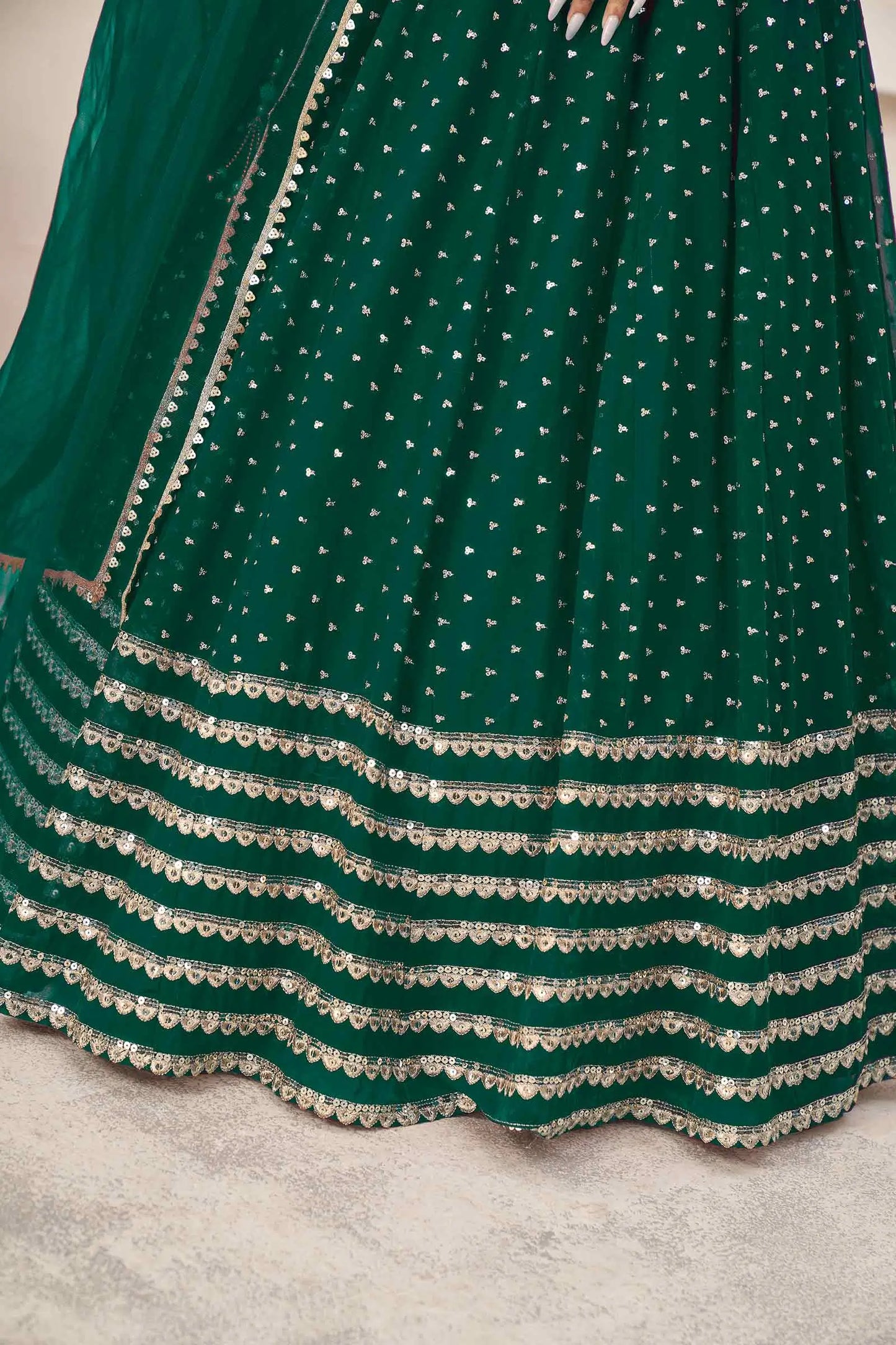 Lehenga vert-bleu foncé en georgette avec broderies en sequins et fils zari