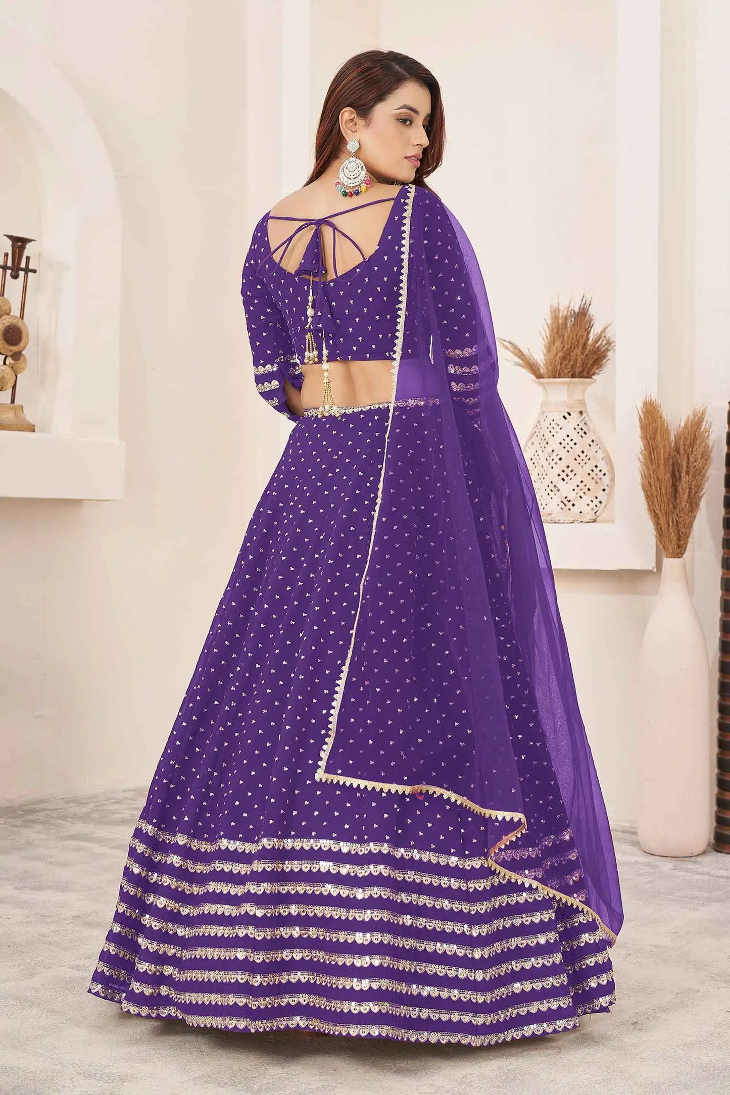 Lehenga choli violet en georgette avec broderies en sequins et fils zari