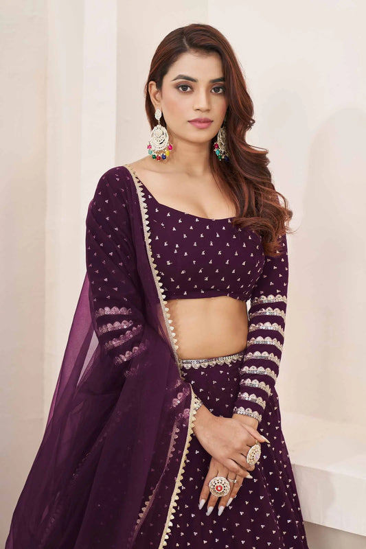 Lehenga Choli en Georgette violet foncé avec Broderies Zari et Sequins